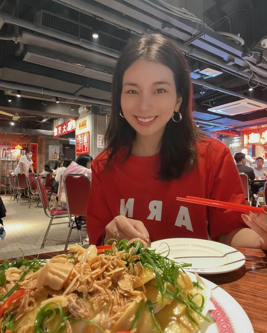 村上瑠美奈のインスタグラム：「香港では美味しいご飯たくさん堪能したよ🍽️  人気の @ladies_street_sikfaan  内装が香港の屋台？居酒屋？風に おしゃれに作っていて可愛い❤️  ご飯は何を頼んだら良いかすごく迷った😂 見た目不思議なスープが意外と美味しい！ そんなことが起こるのが海外旅行の楽しみでもあります🤭  エビパンがとっても美味しいので 絶対頼んでね🦐 予約必須です！  #香港レストラン#香港美食 #香港観光#hongkong #hongkongtravel #hongkongeats #hongkongrestaurant」