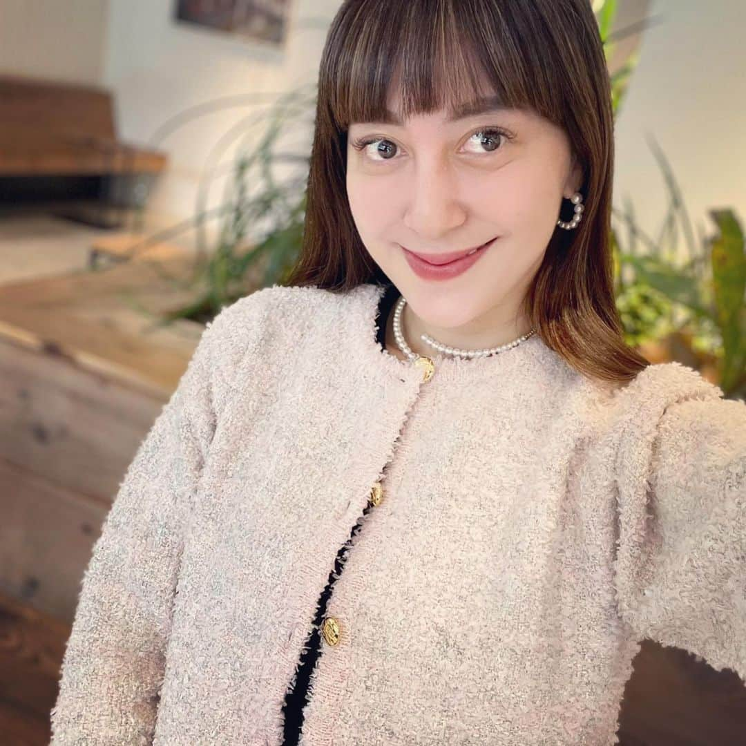 小川ひとみさんのインスタグラム写真 - (小川ひとみInstagram)「4種類の糸をOriginalで編んだ Tweed like knit JK💓 少しきちんと感を演出したい でもmix knitならではの遊び心も🫶 腕が細く見えるデザインも意識して 裾のデザインはカーディガンを Fashionableにあわせたくて🥹 まずはPink グレーやホワイトの糸がmixされています✨ 手に取ってもらうと可愛さが伝わるはず❤️ @jnhearts  #tweed #knit #JK #cardigan #jnhearts」9月21日 10時25分 - hitomy220