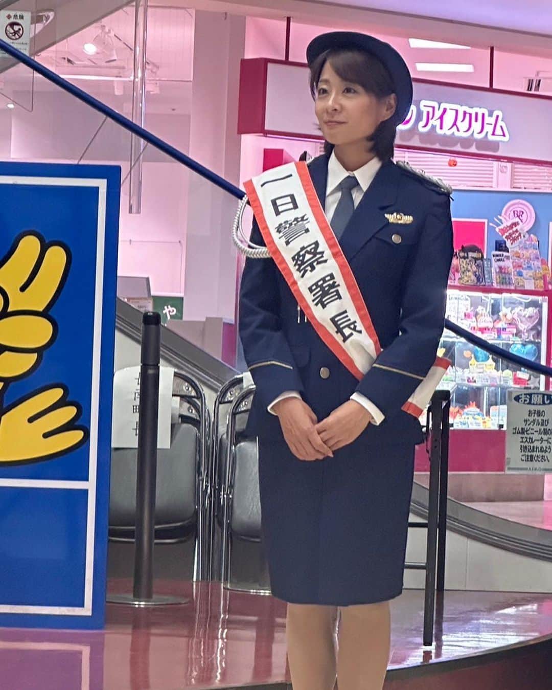 相川友希のインスタグラム：「秋の全国交通安全運動スタート❣️ 昨日は一日警察署長をやらせて頂きました。 水害もまだまだSOSですが これ以上笑顔が減らないよう。 交通ルールを守り、交通事故ゼロを皆さまと一緒に目指せたら良いな！！！と願います。  イベントでは久しぶりに茂原で沢山の笑顔を見ることができました。北陵高校ダンス部のパフォーマンスはいつみても心打たれる〜🥰♡♡♡一曲目のあの笑顔からパワー漲るものが伝わってきました。アクロバティックな動きもしなやかな動きも最高でした。モバりんダンスは梅田さんが振り付けしてくれてまさみんとやった事を思い出しました♡ 今も踊り継がれてる事、本当嬉しく思います♡ @masamikouchi  @umedaharuka   今回一日署長に選んでくださった方 打ち合わせから色々考えてくださった立川さん、田辺さん、高橋さんには本当感謝です。 丸さんもありがとうございます。  いつも茂原を守って下さっている皆様にも改めて感謝ですね🫡🟢  @yukarin.andballoon  お店を閉めて、着いてきてくれてありがとう🎈  #秋の全国交通安全運動　#一日警察署長　#飲酒運転撲滅　#千葉県　#茂原市　#反射材　#交通安全　#警察　#コラボパン #ヤマザキパン 会場は昔むかし、アルバイトしてたサーティワンの前♡inアスモ  来てくださった皆さま 反射材ストラップ、どこかに付けたかなぁ？ 昨日か今日はヤマザキパン食べたかなぁ？ ご参加ありがとうございました❣️」