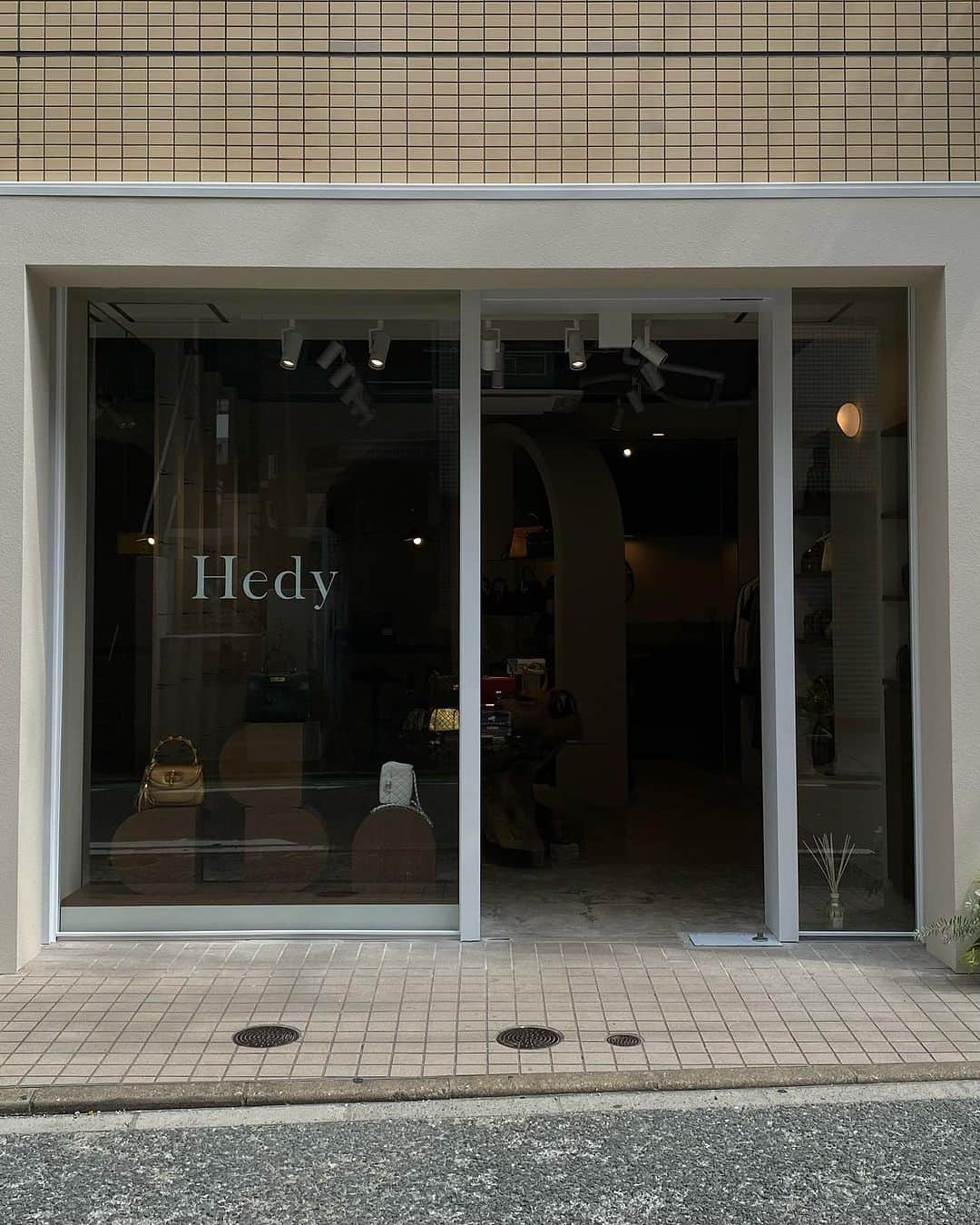 Ｈedyさんのインスタグラム写真 - (ＨedyInstagram)「. Hedy 福岡店がグランドオープン致しました。  オープンから連日沢山のお客様にお並び頂き誠にありがとうございます。  9月30日（土）まで福岡店にてご購入のお客様に通常の10倍ポイントをプレゼントしております。 追加での入荷も随時ございますので、近郊の方は是非お越しください。  ［アクセス］ 〒810-0021 福岡県福岡市中央区今泉 1-13-17 向栄ビル 102  Koei Bldg. #102, 1-13-17 Imaizumi, Chuo-ku, Fukuoka, 810-0021, Japan  「天神駅」より徒歩約7分 「天神南駅」より徒歩約5分  ［営業時間］ 11:00 - 20:00  ［Instagram］ @hedy_fukuoka」9月21日 10時39分 - hedy_vintage