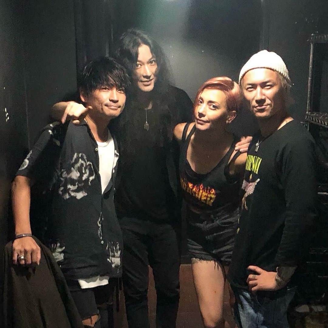 のインスタグラム：「先日久々MONORALのanisと一緒にデュエット❤️ ギターのAKIRAもドラムのアーリーさんも皆懐かしメンバーで楽しすぎた❤️🤟❤️ 見てくれたみんなありがと❤️‍🔥  #土屋アンナ」
