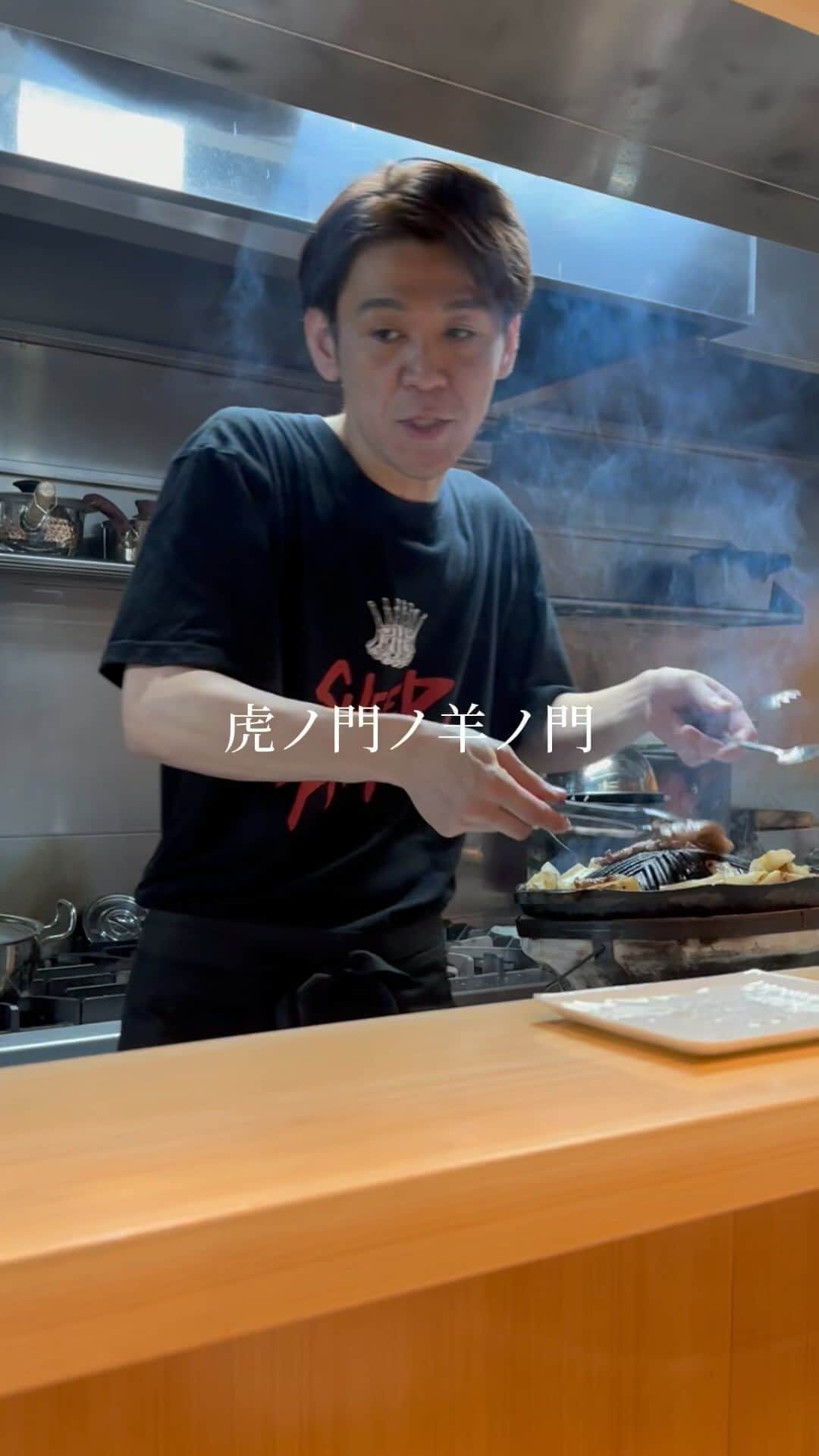 "TERIYAKI" テリヤキ編集部のインスタグラム：「東京・虎ノ門にあるジンギスカン専門店「虎ノ門/羊ノ門」。  麻布十番や神楽坂にある「羊SUNRISE」に行ったことがあり、羊SUNRISEのスタッフと繋がってる人しか行くことができないお店。  割烹スタイルのお店でカウンターの目の前でオーナーの関澤さんが丁寧に焼いてくれる。  色々な産地の羊肉をジンギスカン鍋で焼いたり、羊出汁の冷麺(秋田のたかむらさんの麺を使用）、火鍋が出てきたり、魯肉飯出てきたりと、ジンギスカン以外も色々と楽しむことができるのも嬉しい。  最初から最後まで羊肉のオンパレードで、羊肉が好きな人にはたまらないし、羊肉が苦手の人も食べたら羊の概念が大きく変わること間違いなし。  ​⁠​⁠#虎ノ門 #虎ノ門ヒルズ  #虎ノ門グルメ」