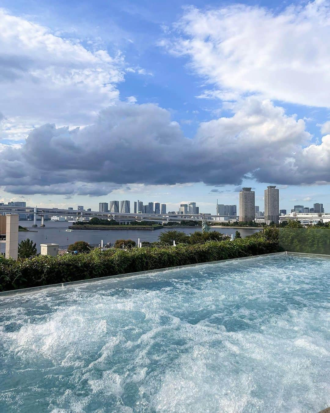 Hilton Tokyo Odaiba ヒルトン東京お台場のインスタグラム：「まるで空の上？都会の景色をダイナミックに感じられる「屋外ジェットバス」は、インフィニティースパになっています✨  青い海と空を眺めながら、のんびりとしたリラックスタイムをお楽しみください♪  Elevated above the city's hustle and bustle, our newly transformed outdoor jet bath offers a serene infinity spa experience, providing a dynamic vista of the urban skyline as if floating on air✨.   As you recline in this tranquil oasis, allow yourself the luxury of unhurried relaxation, all while being enveloped by panoramic views of the shimmering sea and expansive blue sky.  📸：@shalixiang  #ヒルトン東京お台場 #hiltontokyoodaiba」