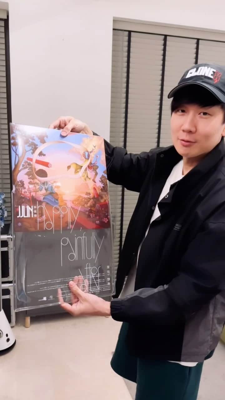林俊傑のインスタグラム：「《重拾_快樂》0327 / 7300 開箱、「首播」！ Unboxing my own limited vinyl album 327/7300   #happilypainfullyafter #林俊傑重拾快樂」