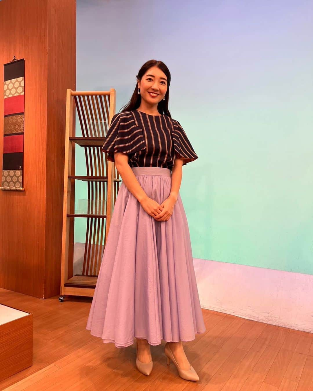 市川いずみのインスタグラム：「. .  こちらも先日のKBS京都さんのkyobiz出演時の写真  衣装も少しずつ秋らしくなってきましたね〜🍂  tops👚skirt👗 @selectshop.dosdiosas   stylist @stylist_franc   いつもありがとうございます♡  . . #kbs京都  #kyobiz  #竹内弘一 さん #海平和 ちゃん #フリーアナウンサー市川いずみ #フリーアナウンサー」