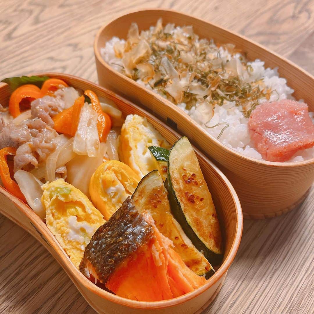 坂下千里子のインスタグラム：「.  お待たせしました！久々に今日のお弁当。えごまの葉を下に置いたのですが、ほぼ見えてない🤣 . 盛り付け難しい〜！！ . #娘#お弁当#娘弁当#ランチ#lunch #japan #野菜炒め #お弁当は愛だ」
