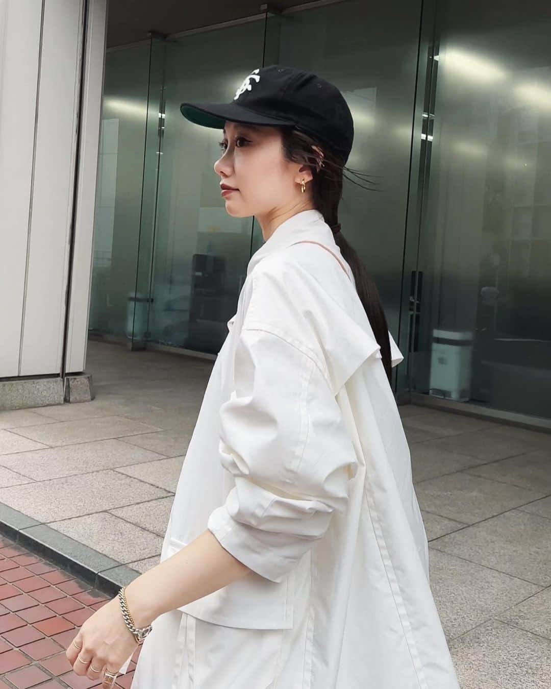 のインスタグラム：「今日の私服です☺︎  上下共に本日19:00 EC販売開始です☺️ 生地感も今の時期に重宝するし白だからこそ汚れが目立ちにくいのも良いです。」