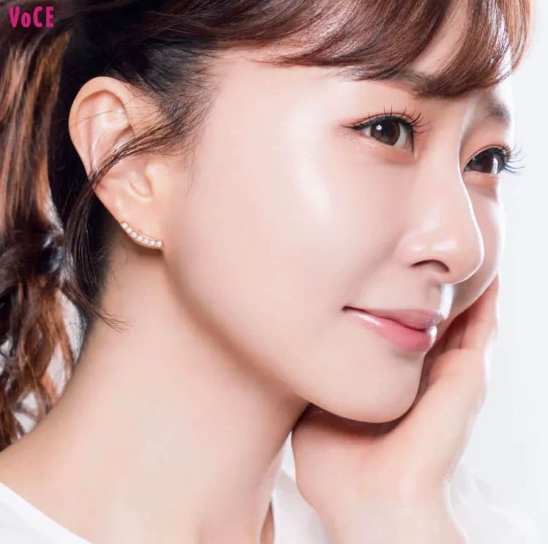石井美保のインスタグラム：「本日発売のVoCE @vocemagazine にて  私のフェイスラインを作るべく、積み重ねてきた肌アイロンの解説を永久保存版で特集していただいています。 QRでhowto動画にも飛べるようになっていますので、今までやっていたという方も改めて見直して頂けると嬉しいです。 #voce #肌アイロン #石井式肌アイロン」