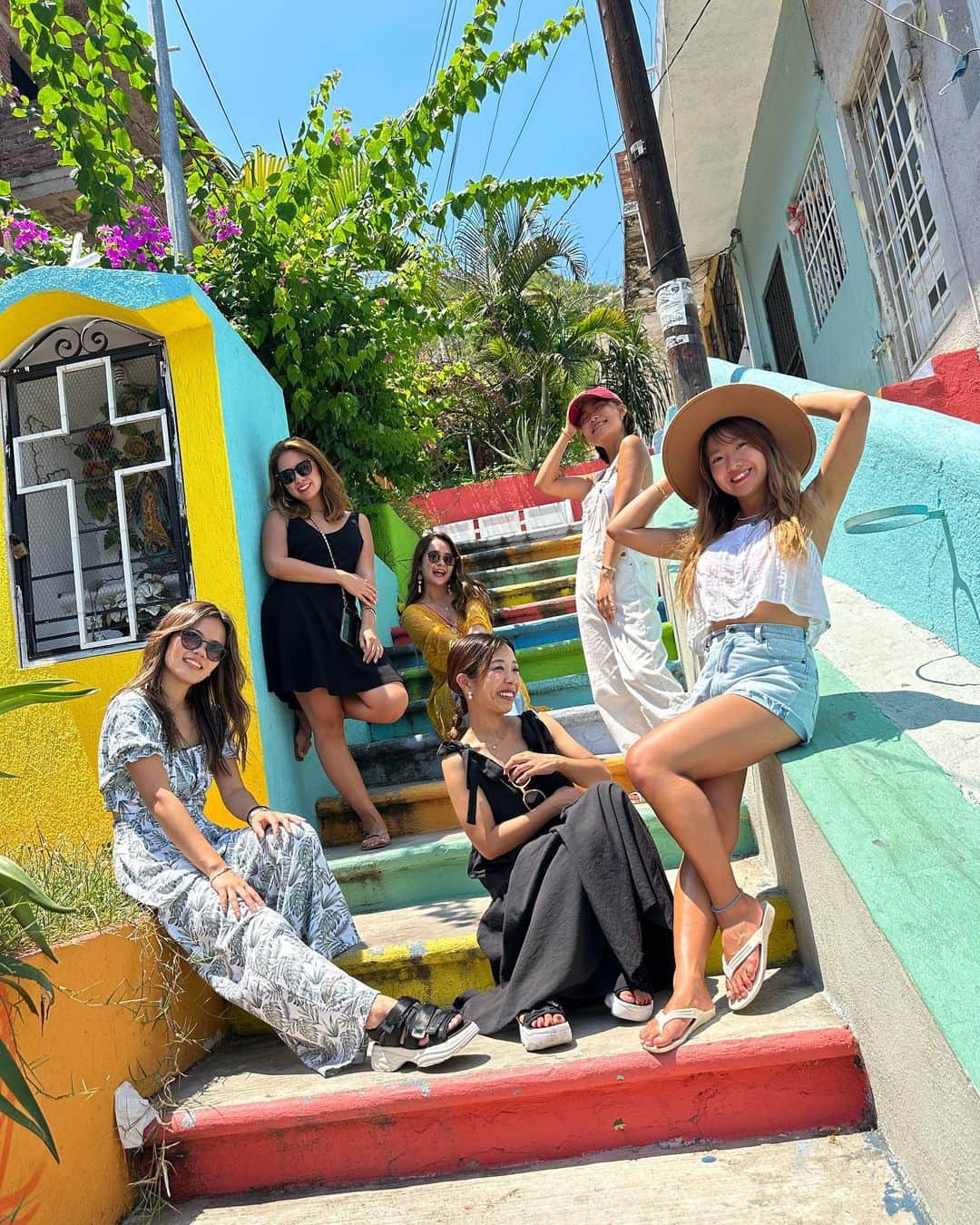 のインスタグラム：「【船で世界一周中です🌏🚢】 Mexicol 🇲🇽は街並みが可愛いすぎて ずっとテンション上がってた！！！😭💞💞 ⁡ ⁡ このカラフルな階段が色んな所にあるの！！！ とにかくかわいすぎる🩵💚🧡 ⁡ ⁡ ⁡ 港からすぐ歩いて街にいけてお買い物したり 観光したりできたからめっちゃ動きやすかったよ！✨ ⁡ ⁡ ⁡ ⁡ 📍#世界一周中 #メキシコ 📸#iphonecam ⁡ ⁡ ⁡ ⁡ ⁡ #ピースボート#世界一周#豪華客船#peacebort #peacebort115#ピースボート115#マンサニージョ」