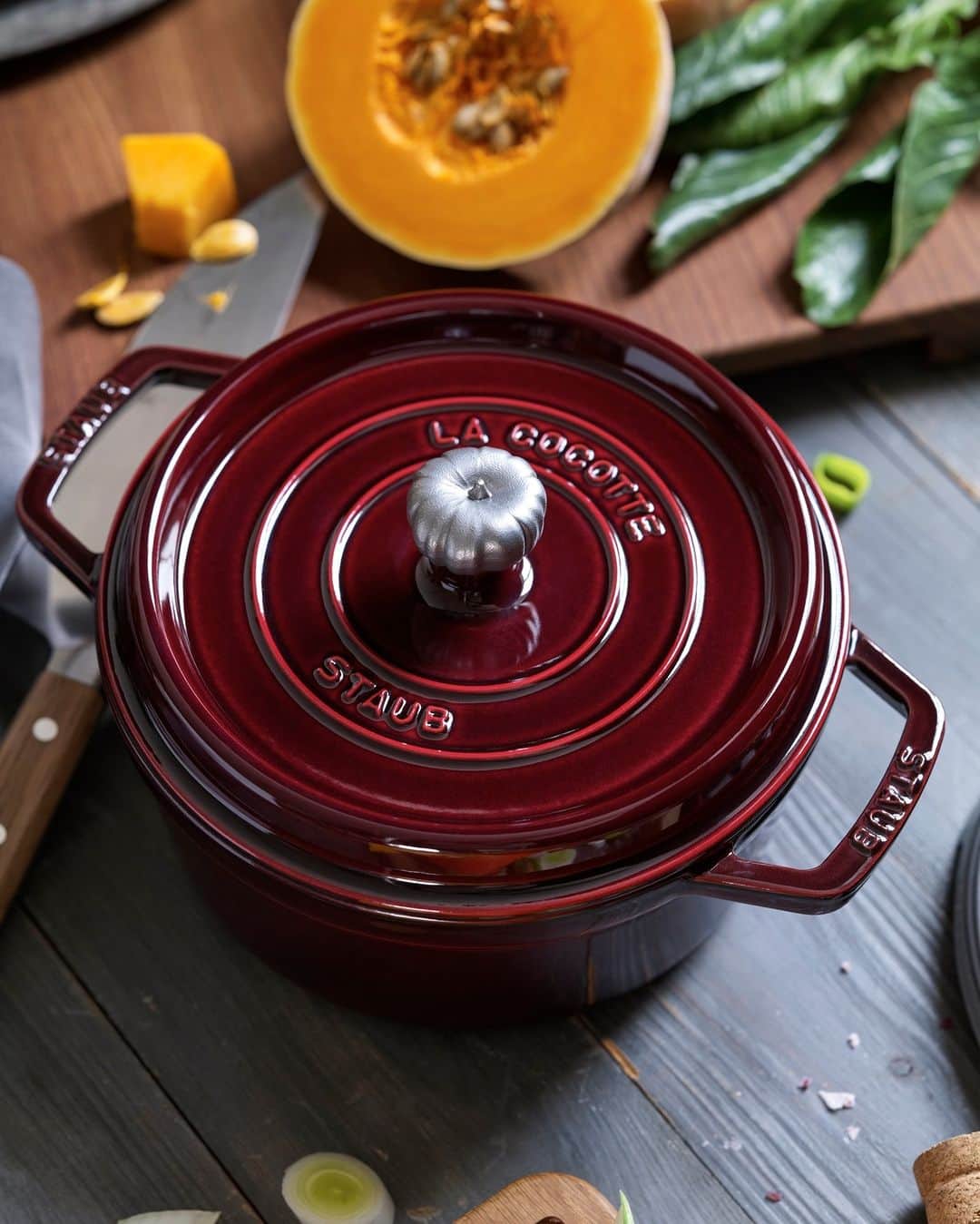 staub ストウブのインスタグラム：「【パンプキンノブ 🎃 】  鍋つかみをしていてもつかみやすい大きさとぷっくりと丸いフォルムが愛らしい “パンプキン” ノブ。今なら、パンプキンノブを含むストウブアクセサリーやシナモンカラーが特別価格にて発売中。秋の食卓を楽しく演出してみませんか?  → https://www.zwilling.com/jp/sale/ 上記 URLはプロフィールURLからもご確認頂けます。  #STAUB #ストウブ」