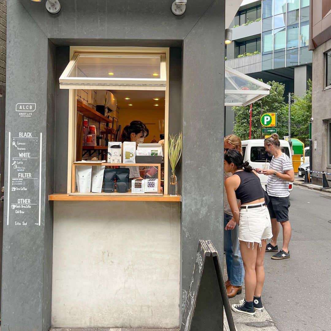 のインスタグラム：「【ABOUT LIFE COFFEE BREWERS 道玄坂】  The weather in Dogenzaka has calmed down recently!🌱  Our staff recommends enjoying coffee on the terrace during the cool hours of 9:00-11:00 or 16:00-18:00🪑  please try it 🏃  最近道玄坂の気候も落ち着いてきましね☘️  スタッフオススメの時間帯は9:00-10:00又は16:00〜18:00の涼しい時間にテラスでコーヒーを楽しむのがオススメです✨  お試しあれ🏃‍♂️  🚴dogenzaka shop 9:00-18:00(weekday) 11:00-18:00(weekend and Holiday) 🌿shibuya 1chome shop 8:00-18:00  #aboutlifecoffeebrewers #aboutlifecoffeerewersshibuya #aboutlifecoffee #onibuscoffee #onibuscoffeenakameguro #onibuscoffeejiyugaoka #onibuscoffeenasu #akitocoffee  #stylecoffee #warmthcoffee #aomacoffee #specialtycoffee #tokyocoffee #tokyocafe #shibuya #tokyo」