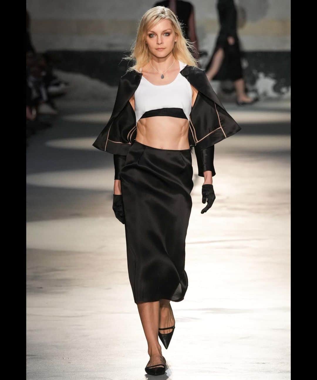 ジェシカ・スタムのインスタグラム：「N21 by the lovely Alessandro dell’Acqua 💫 spring / summer 2024 #MilanFashionWeek #MFW」