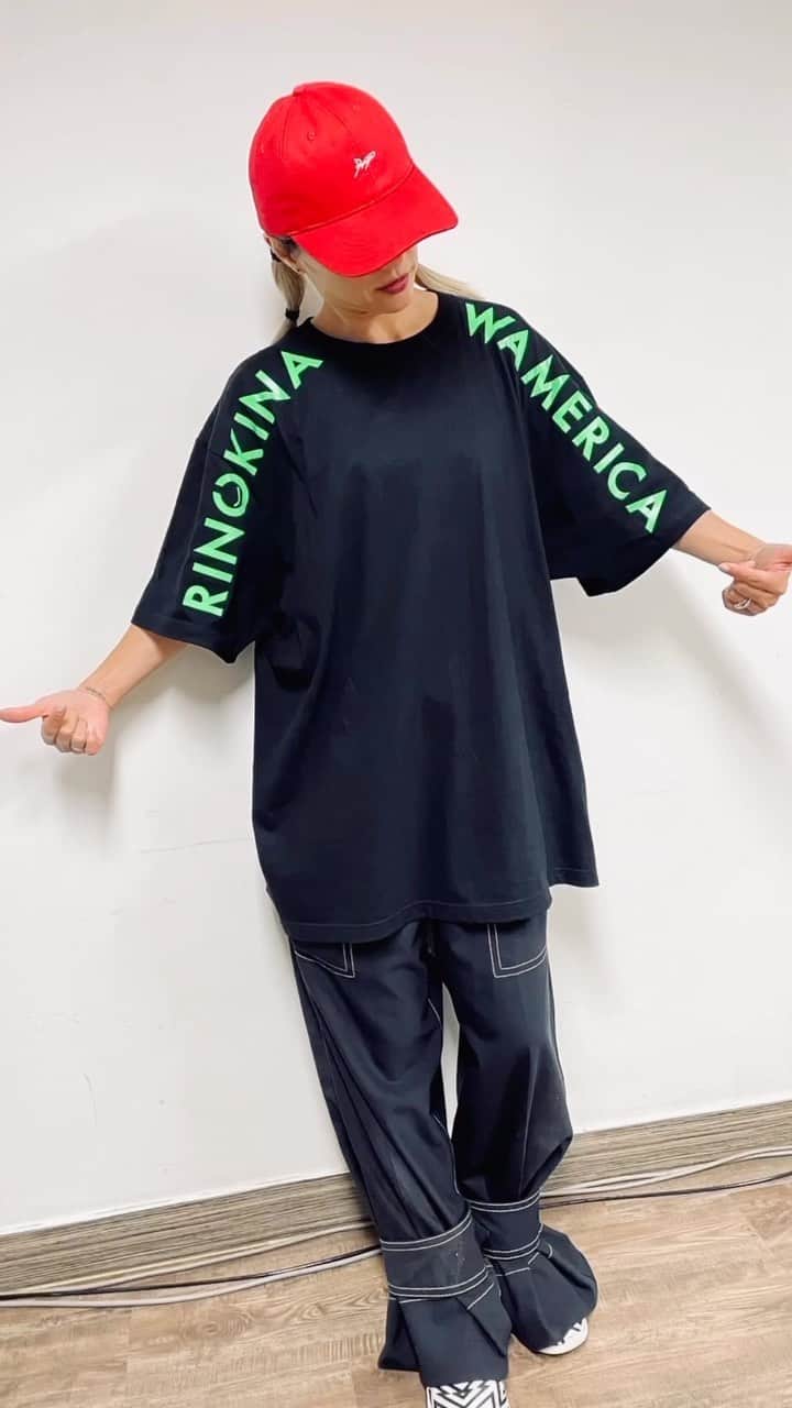のインスタグラム：「📣Big Announcement なんとなんとMy Dream Came Ture😭my Fav Brand @higa.official とコラボT-Shirt💯実現. . HIGA × RinOkinawa SPECIAL COLLABORATION T-SHIRT  HIGAデザイナー比嘉一成 @coverisseihiga と世界で活躍するアーティスト仲宗根梨乃氏 @rinokinawa のスペシャルコラボレーション企画。  共に地元沖縄にて幼少期を過ごし、小・中学と同じ学校に通っていた2人が30年越しに意気投合し、生まれたコラボ商品です。  カラー３色展開 ・MELON/YELLOW ・SMOKY PINK/PINK ・HEATHER BLACK/WHITE  Size XXXL & S  COTTON 100%  8800円(税込)  9/24(sun) Next in Dance Studio @next_in_dance (En STUDIO)にて開催されるWorkshopにて先行販売を開始致します。(購入のみの場合11am-11:25am/3pm-3:30pmの時間帯でスタジオにお越し下さい) ＊Workshopを受講されなくても購入可能となっております。  【En STUDIO】 〒150-0001 東京都渋谷区神宮前6丁目20-10 South3階　ミヤシタパーク http://en-dance-studio.com/shibuya/  ＊特殊なプリント製品のため、プリント部分へのアイロンは不可となります。 ＊洗濯は裏返して洗濯機を使用する事が可能ですが、乾燥機の使用は製品の縮みやプリント部分が剥離する可能性がありますので使用不可となります。 ＊デリバリーはご注文後、在庫がある場合を除き、2〜3週間程でお届けとなります。 ＊オーダー受付期間中に生産数量に達した場合は完売となります。予めご了承ください。 #HIGARINOKINAWATSHIRT #HIGA」