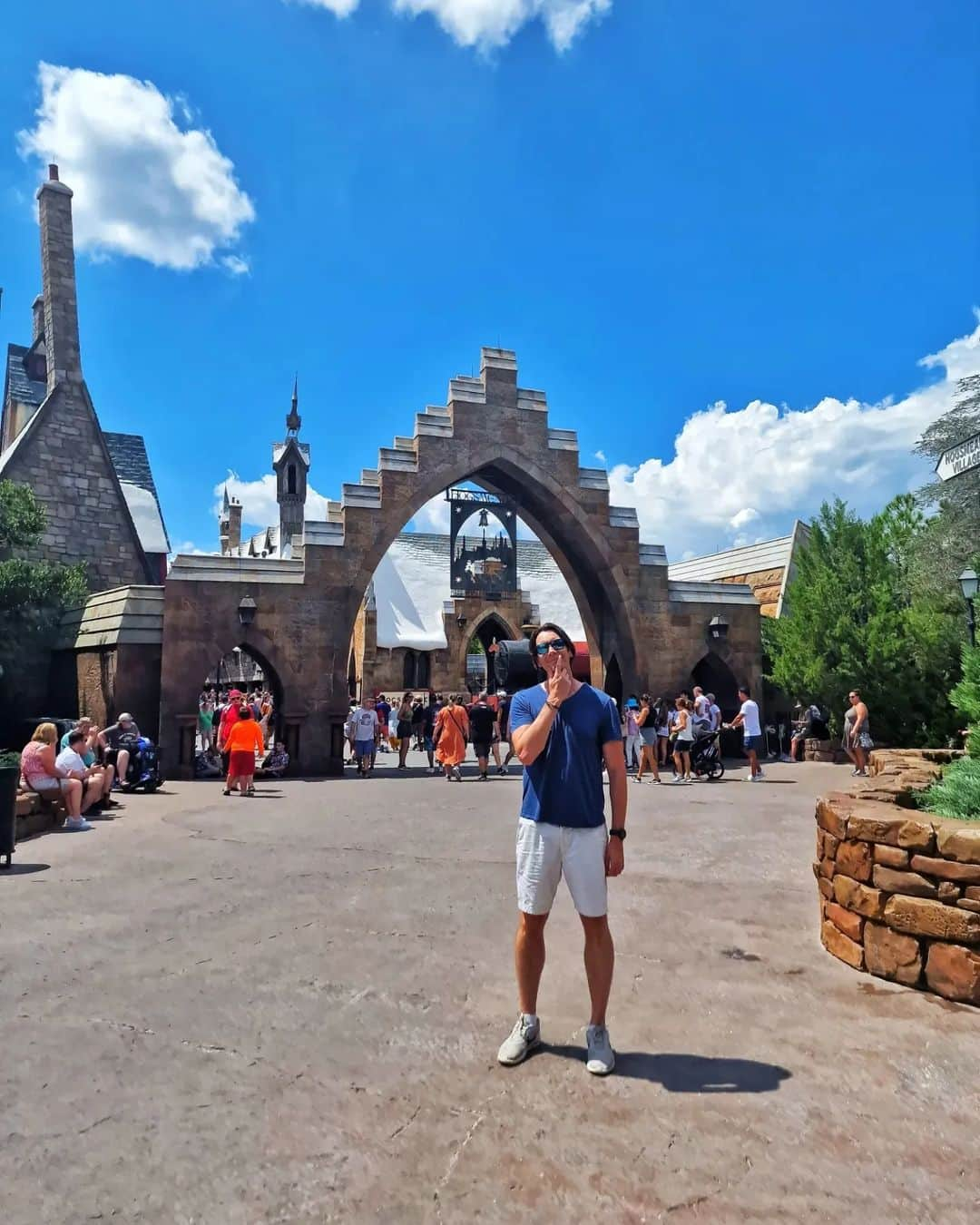 ジェームズ・フェルプスさんのインスタグラム写真 - (ジェームズ・フェルプスInstagram)「"I wonder if here, I can get up to no good?"   Huge thanks to @universalorlando for having me today, making sure the staff at WW are still working hard, having a duff and trying (a few times) the BEST new coaster ever! #universalstudios #universalorlando #wizardingworldofharrypotter #jurassicworld」9月21日 2時40分 - jamesphelps_pictures