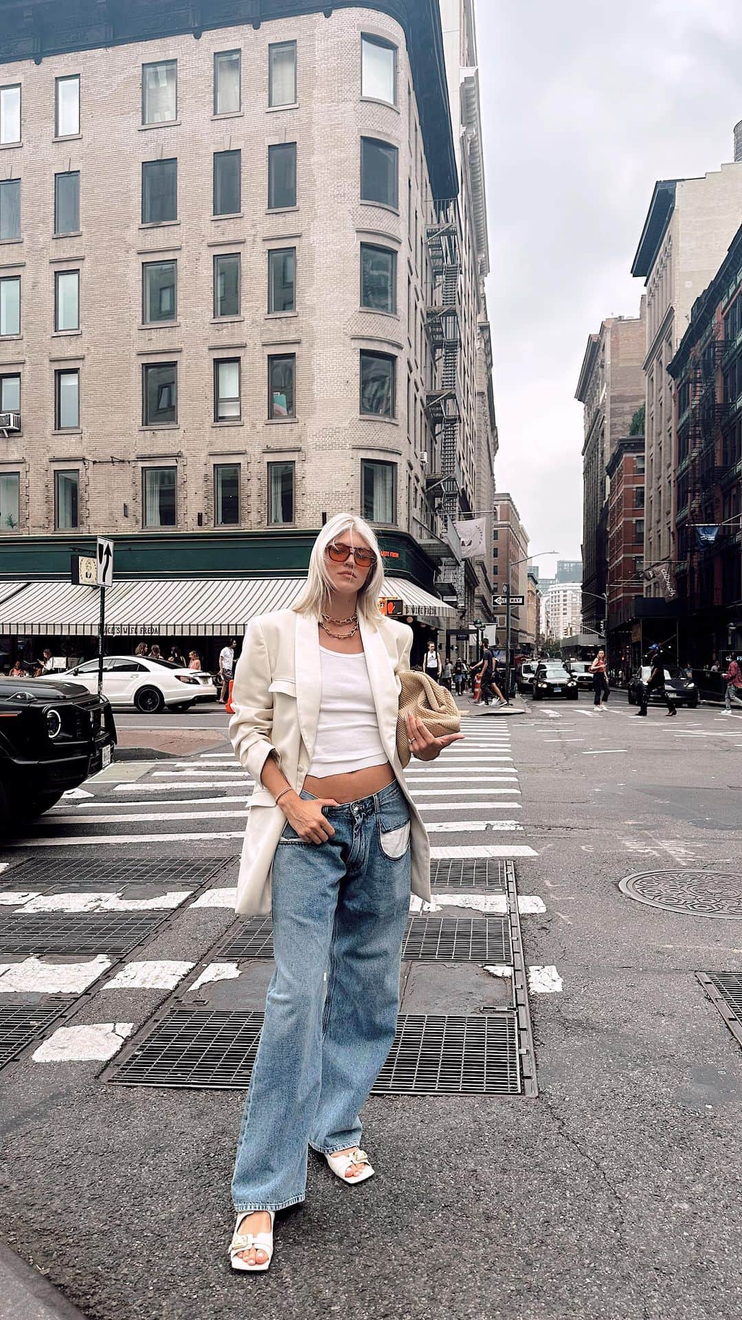 デヴォン・ウィンザーのインスタグラム：「Is there any other song so fitting」