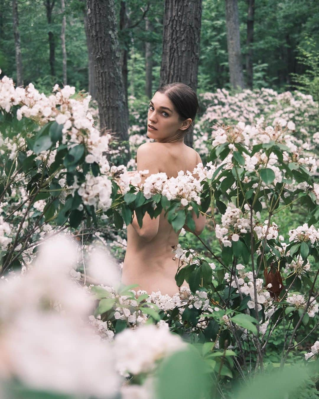 サマンサ・グラドヴィルさんのインスタグラム写真 - (サマンサ・グラドヴィルInstagram)「In my earthly element 🌸🌿   The most magical mountain laurels captured on film @fujifilmx_us by @wincenc 🎞️ #filmforever」9月21日 2時34分 - samgradoville