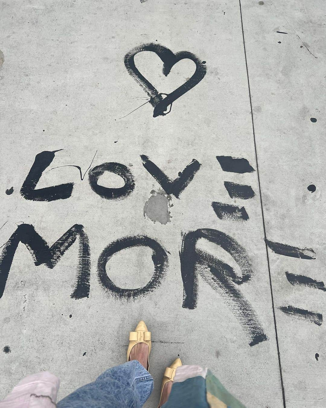 ミシェル・モナハンのインスタグラム：「Wherever your feet hit the pavement 🫶 #lovemore #wednesdaywisdom」