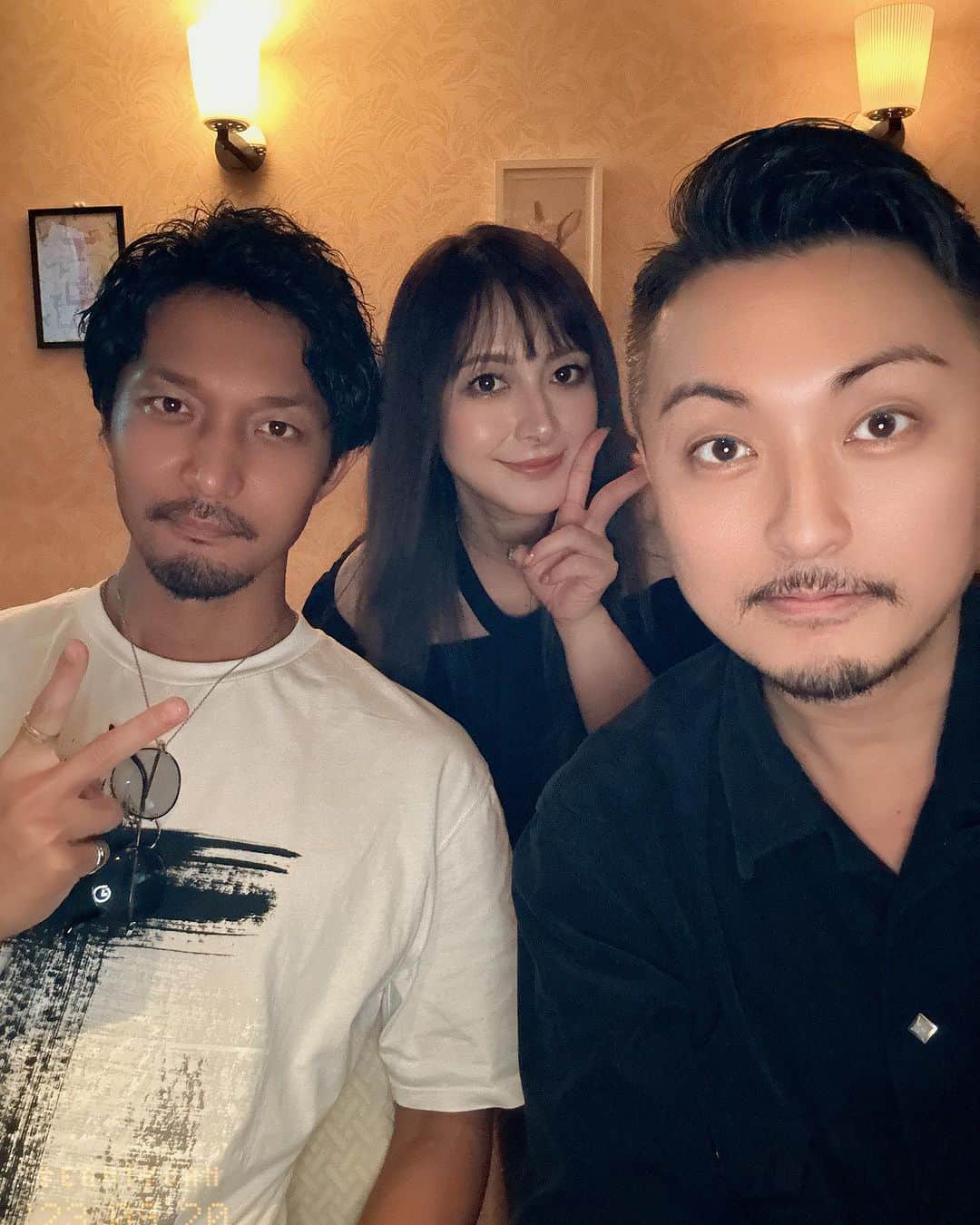 川村りかのインスタグラム：「元事務所の敏腕マネージャーの田中さんが 元同じ事務所の北代高士をお店に連れて来てくれました😆✨  2人とも昔から全然変わらない😳  本当楽しい時間だった🥹 ありがとうございました🙇🏼‍♀️ また遊びに来てくださーい🎵」