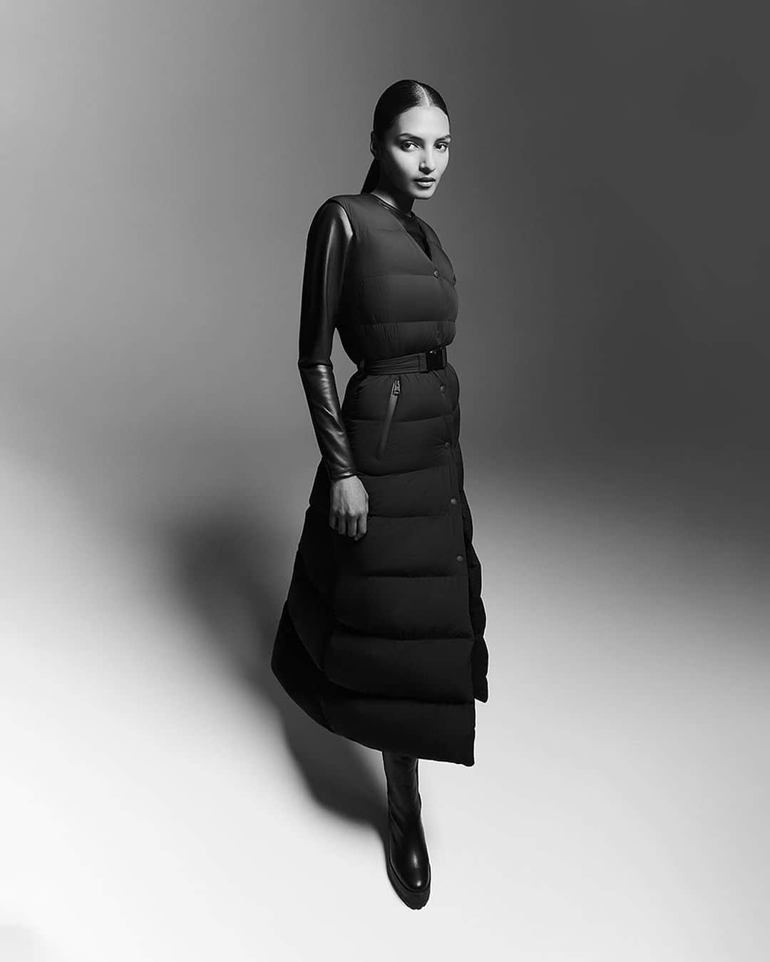マッカージュのインスタグラム：「SLEEK PERFORMANCE   MISTY, a sleeveless recycled light-down coat made with 2-way Agile-360 stretch technology for ease of movement and enhanced fit. A press-release belt defines the long and quilted silhouette. Water-resistant and repellent, insulated zip waist pockets and an extra inside pocket brings added utility and warmth. An elevated outerwear icon with signature performance.   More on MACKAGE.COM   #MACKAGE #MONDEMACKAGE」