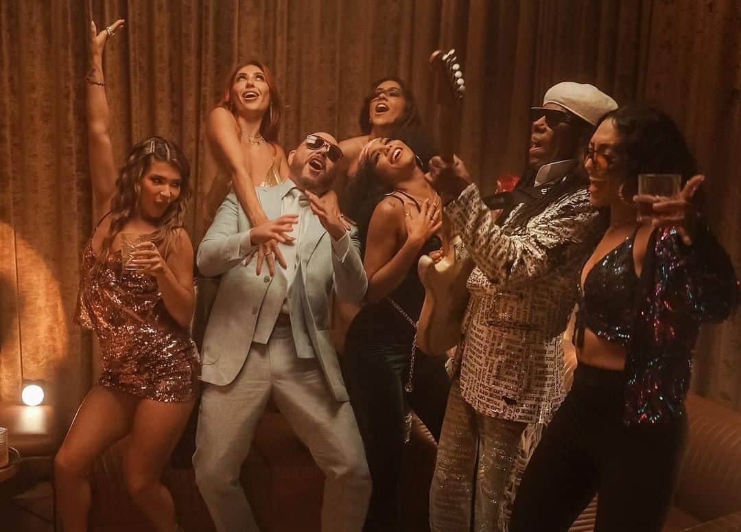 ピットブルさんのインスタグラム写真 - (ピットブルInstagram)「Now all my freaks get freaky and say aye aye aye… 🔥 @nilerodgers @themostbadones」9月21日 2時53分 - pitbull