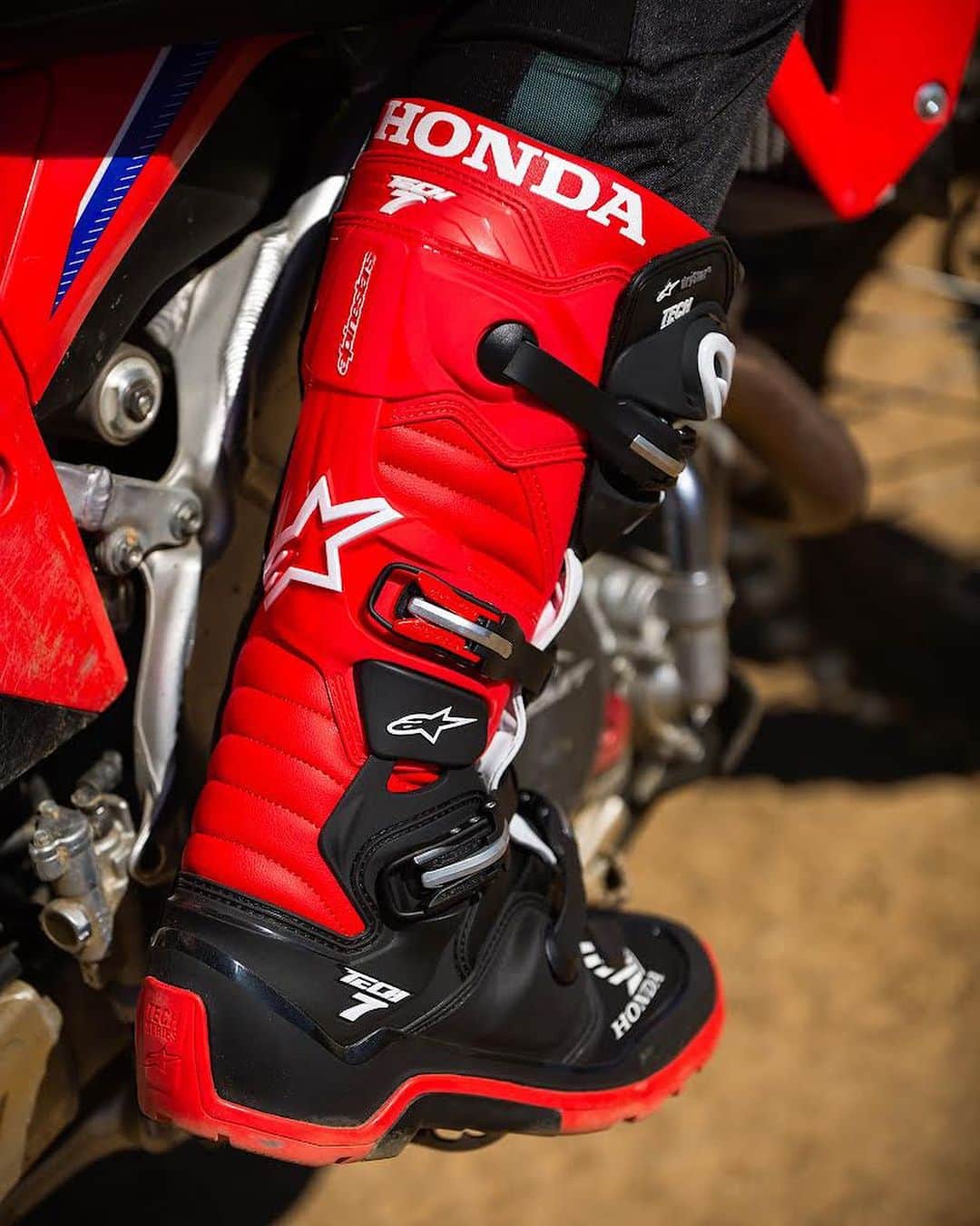 Honda Powersports USさんのインスタグラム写真 - (Honda Powersports USInstagram)「No wing no prayer🙌 New collab from @alpinestarsmx and @honda_powersports_us is available now #CycleNews #Alpinestars #Honda」9月21日 2時59分 - honda_powersports_us