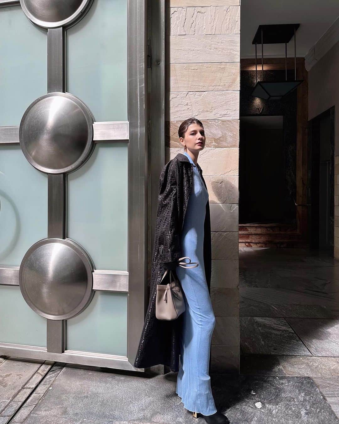 マギーのインスタグラム：「Milano starting with FENDI 🤎🩵 #fendiss24 @fendi」