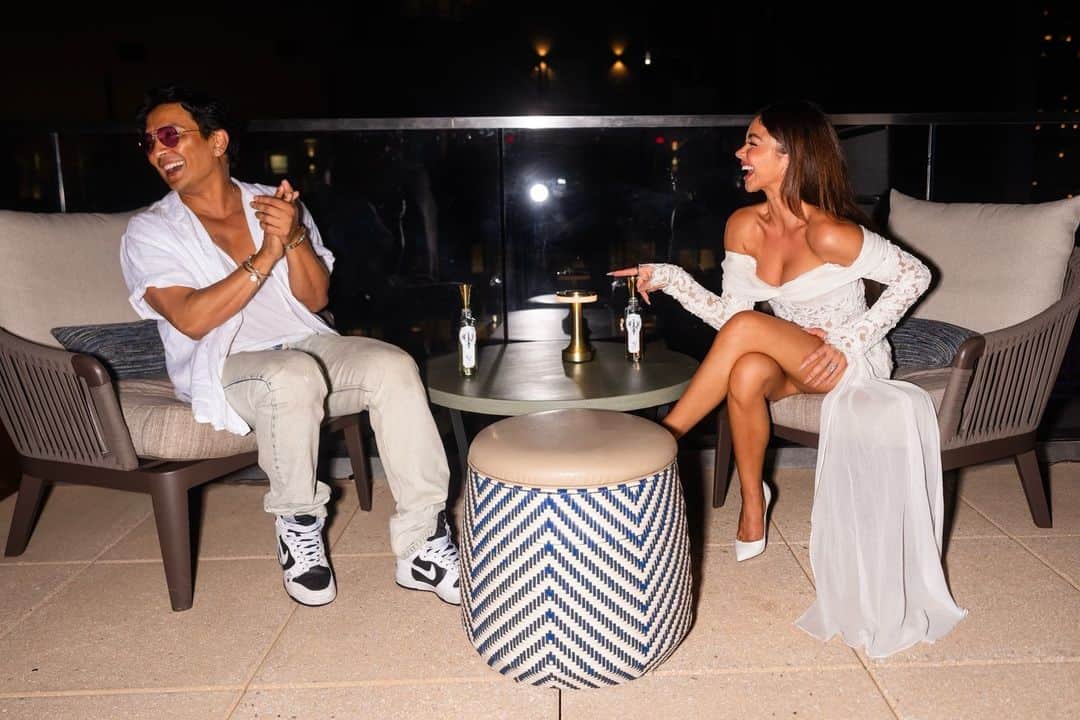 プラバルグルンのインスタグラム：「Recapping an unforgettable post-show dance party spent sipping @wanderandivy and spilling tea with @sarahhyland⁠ ⁠ #NYFW #wanderandivy #wanderandivypartner⁠ ⁠ Photos by @thestewartofny」