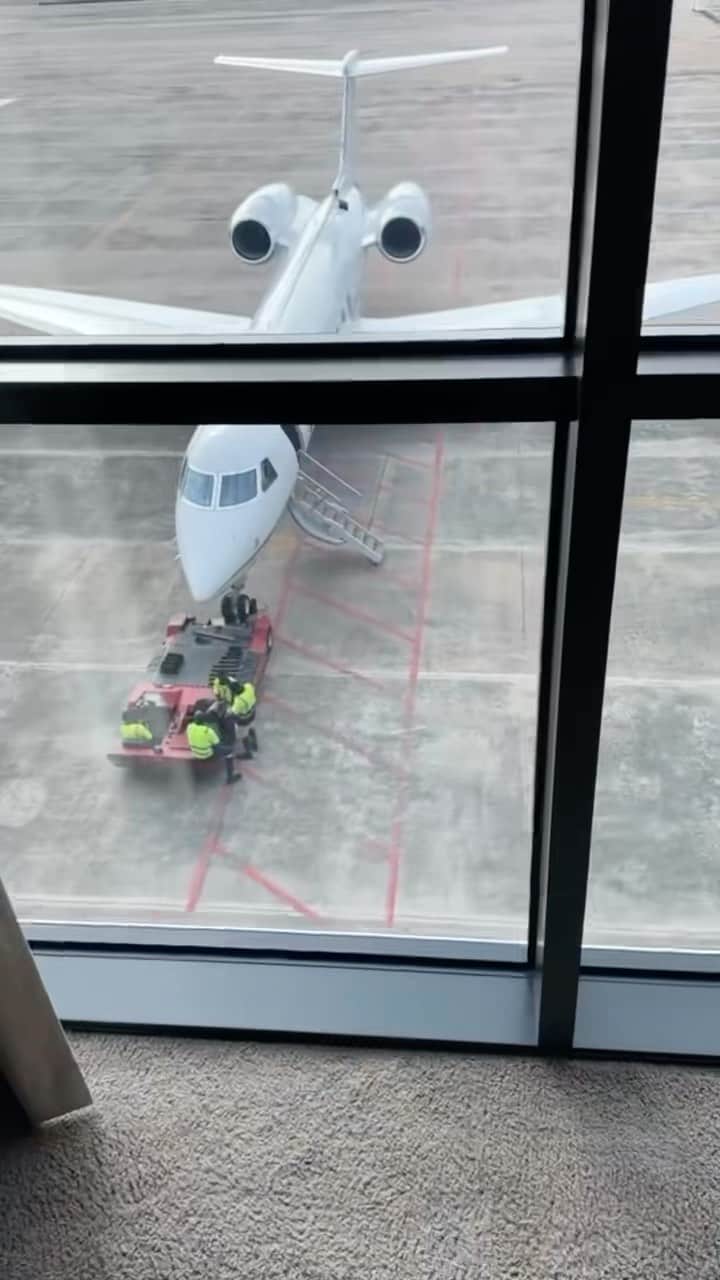 フレンチ・モンタナのインスタグラム：「when u sleep with the jet by your bedside just in case some shit go down lol  Coke boys tv ep 22 out now on YouTube ( Nigeria edition )」
