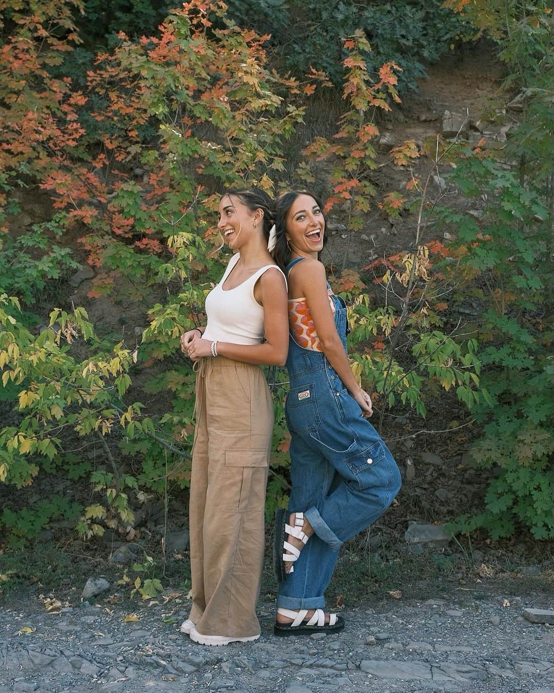 Brooklyn and Baileyのインスタグラム：「Couldn’t resist snapping some pics in the mountains when we were in Utah…the fall leaves are so pretty 😍」