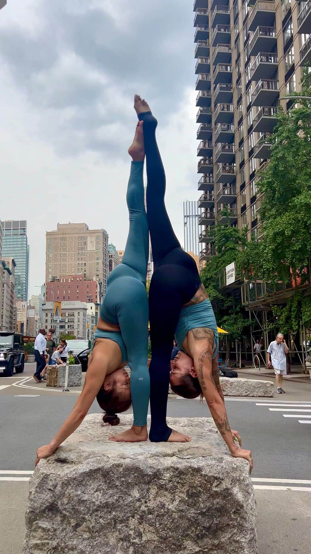 ALO Yogaのインスタグラム：「It takes courage to be yourself in a world where you are constantly told that who you are isn’t enough 💫  @meliniseri + @eleonorazampatti find balance together in our just dropped Teal Agate - shop this new color at our link in bio 🔗」