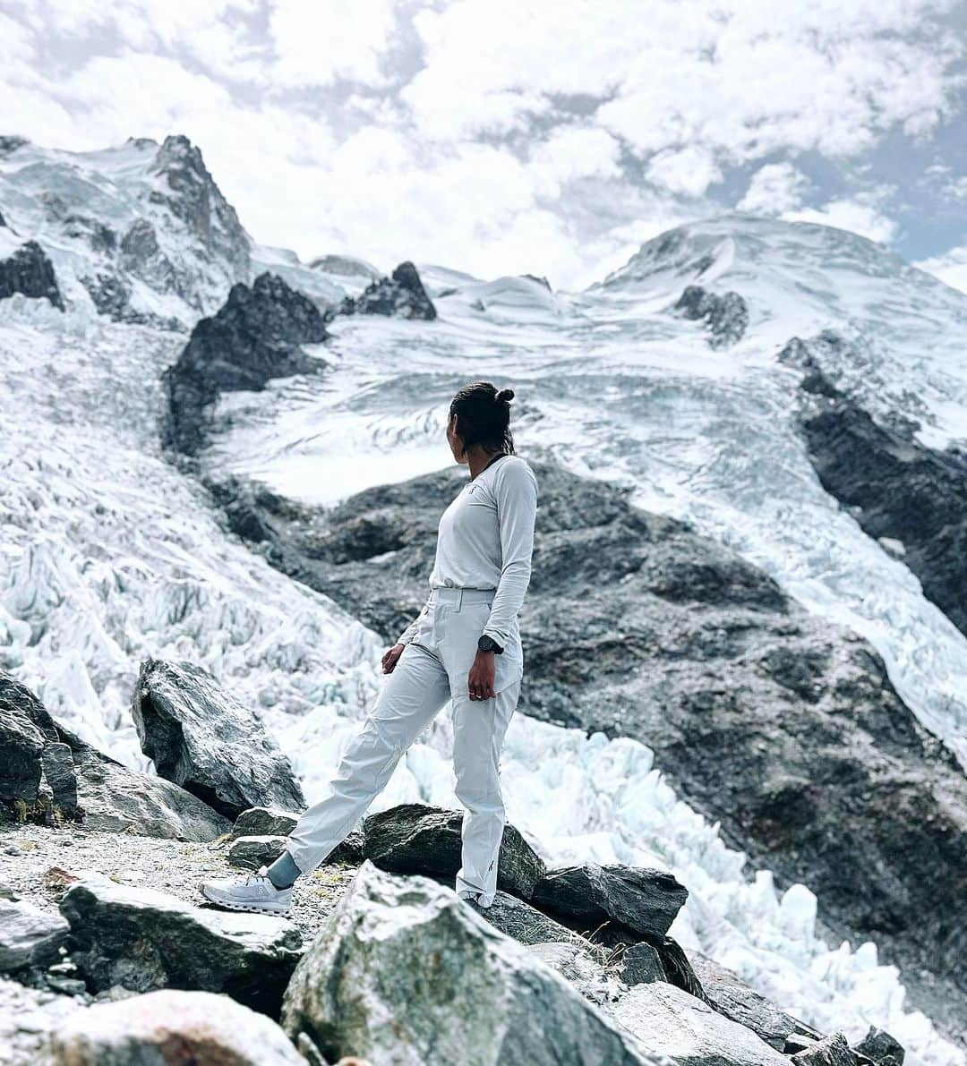 アニエス・ラーロライのインスタグラム：「Matchy matchy avec le Mont Blanc ❄️✨  @on -> coloris glacier  #runonclouds #dreamon」