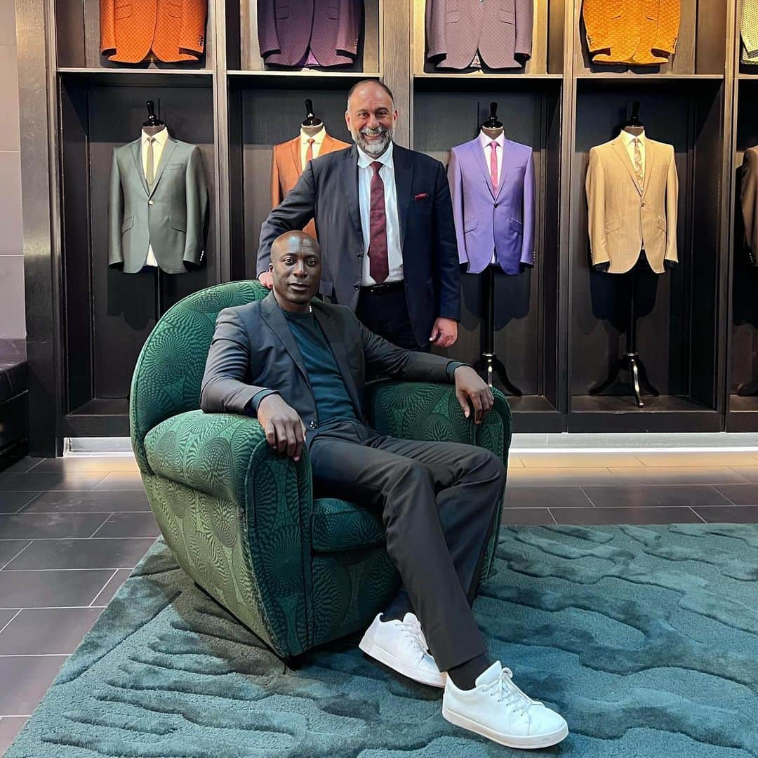 Poltrona Frauさんのインスタグラム写真 - (Poltrona FrauInstagram)「When tradition meets innovation: Ozwald Boateng X Poltrona Frau in Savile Row #poltronafrau #ozwaldboateng #ozwaldboatengxpoltronafrau #design #craftsmanship #tradition #ldw2023 #luxurylifestyle #lifestyle」9月21日 3時35分 - poltronafrauofficial