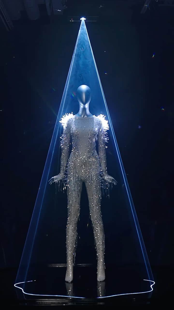 のインスタグラム：「Swarovski sprinkled its magic over Shanghai last night as the city hosted the premiere of its new exhibition. It is an immersive experience, a retrospective journey, a vision of the future.  #Swarovski  #MastersofLight」