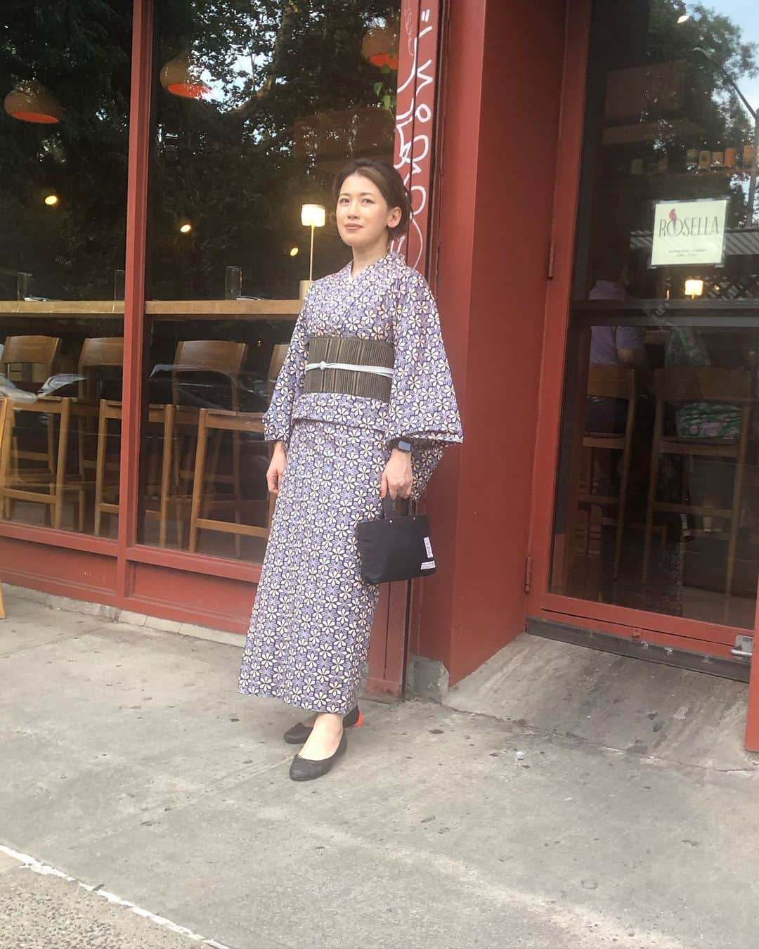 岡田育さんのインスタグラム写真 - (岡田育Instagram)「Every time he takes photos my face looked skeptical saying “Are you really OK???” 😟😟😟 @rosellasushi  #alphabetcitynyc  . #オットー氏撮影 シリーズ、毎回毎回「おめーそんなへっぴり腰でちゃんと撮れてんのかよ？」って顔になってしまう。8月末に夏物一掃ワンマイル、なんか変な組み合わせだしおはしょり長すぎたが、気候と店のノリには合うし夏帯と和解できたし、このあと帰って自宅洗いできる着てるもの全部洗ってしまったので満足。日本はさておきNYCはもう完全に単衣の気候です。 . @suikafrance_products  @unitednude  @ichizawa_shinzaburo_hanpu #ラスト浴衣デー  #onemilewear」9月21日 4時02分 - okadaic