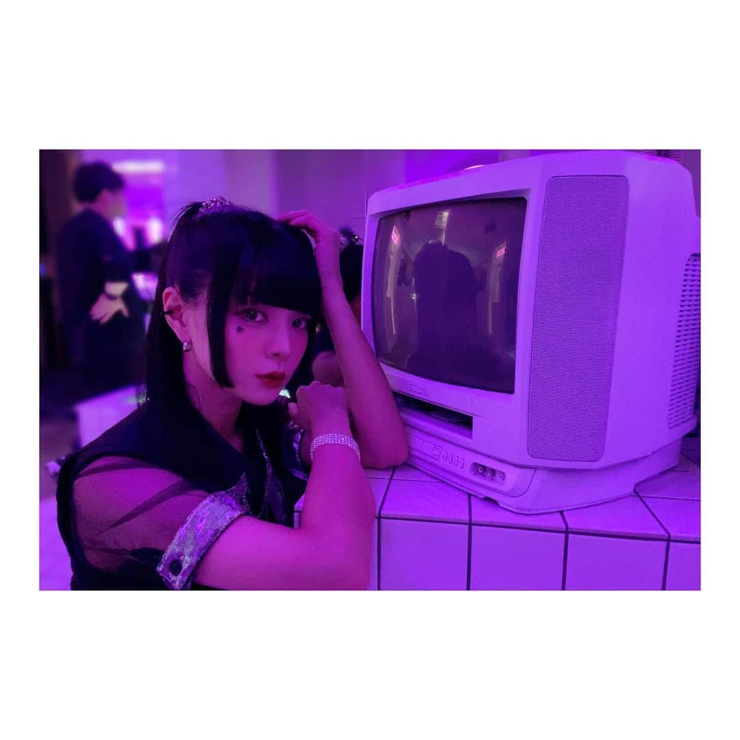 藤城リエのインスタグラム：「⁡ ⁡ ⁡ この場所お気に入りすぎ〜〜！！ ⁡ 💜🖤 ⁡ ⁡」