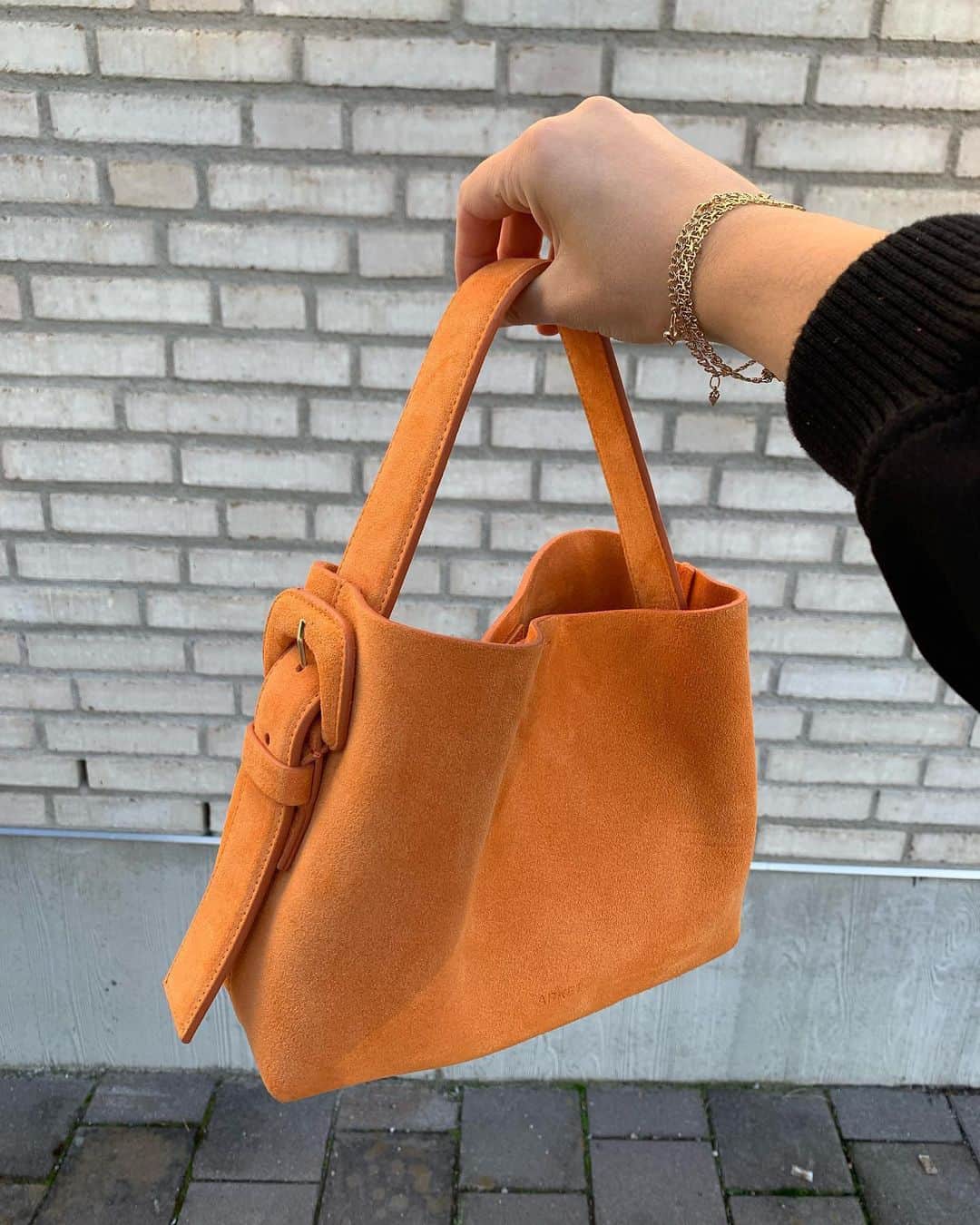 ARKETさんのインスタグラム写真 - (ARKETInstagram)「Snaps of our beautifully crafted leather bags on adored ARKET people, @buttonsandblazers, @lineifrederiksen, @bynerms, @lara_lifemoscow, and @simacola. Explore all of our seasonal bags: link in bio. - #ARKET」9月21日 4時03分 - arketofficial