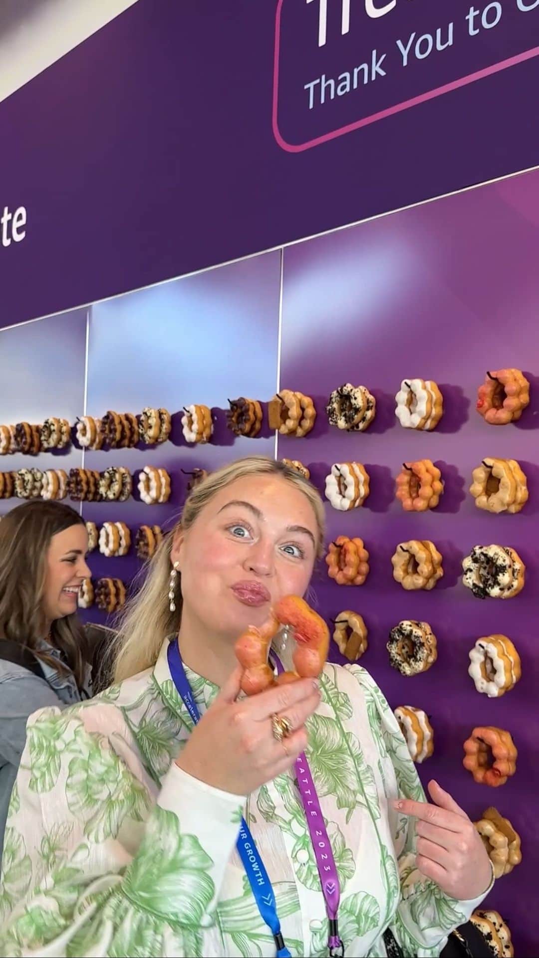 イスクラ・ローレンスのインスタグラム：「Last week I got to attend the @sellonamazon Accelerate event in Seattle (I even took my dad which was so lovely)🥰  We got to hear about all the brand new features and announcements from @amazon to help sellers like me🙋🏼‍♀️  Here are the ones I’m most excited about to help my brands @saltair @selffundingplanner   ✨Amazon announced key updates to its multi-channel shipping and inventory management software, Veeqo, including Veeqo Credits, a new program that gives sellers up to 5% back ✨Amazon Shipping, sellers can leverage the speed and reliability of Amazon’s transportation network to ship their Amazon orders, as well as those from their own direct-to-customer website and other selling channels ✨Amazon launched a new program called Emerald that simplifies sellers’ experience with third-party apps by integrating elements of their experiences directly in Seller Central  . . .  Ad #amazon #amazonaccelerate #amazonseller #smallbusiness #smallbusinessowner #smallbiz #smallbusinesstips #femalefounder #femaleentrepreneur #femaleentrepreneurs #femalefounders」