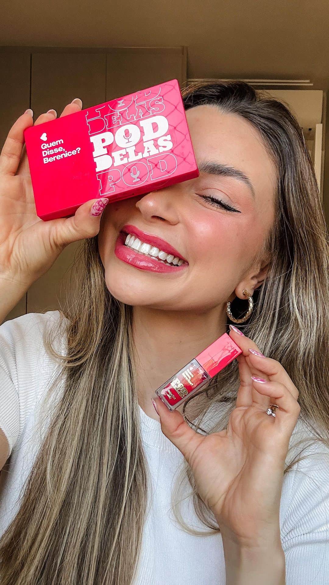 quem disse, berenice?のインスタグラム：「foi aqui que pediram mais um review da collab mais comentada do Brasil? então PodDeixar que a gente traz! prepara pra esse close aqui ó: a @janataffarel disse que realmente é tudo aquilo que estão comentando! a nossa linha é suuuper completa, divertida e multifuncional. O resultado perfeito da nossa união com @poddelas ❤️ #QDBComPoddelas  #PraTodosVerem: o post é um vídeo da influenciadora Jana Taffarel mostrando a nova collab com poddelas. Fim da descrição.」