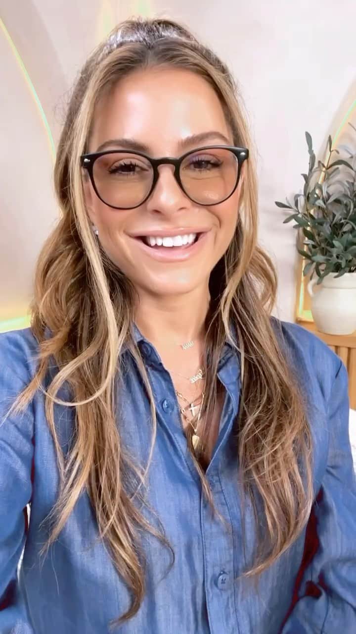 のインスタグラム：「I challenge you to join the Hope Chain Challenge, share your message of hope today! @hopechainmovement   Join me, and many others and take the #HopeChainChallenge today!  By linking arms and working together we will create a "hope chain" that wraps around the world, impacting countless precious lives.  How to? • Film a short video like this one tell someone (or lots of someones!! that you love them! • Cut and paste the hashtags: #HopeChainChallenge. #YOUARELOVED #jointhehopechain @hopechainmovement • Tag and challenge others to spread the love!  #YouAreLoved #jointhehopechain #hopechain #hopechainchallenge」
