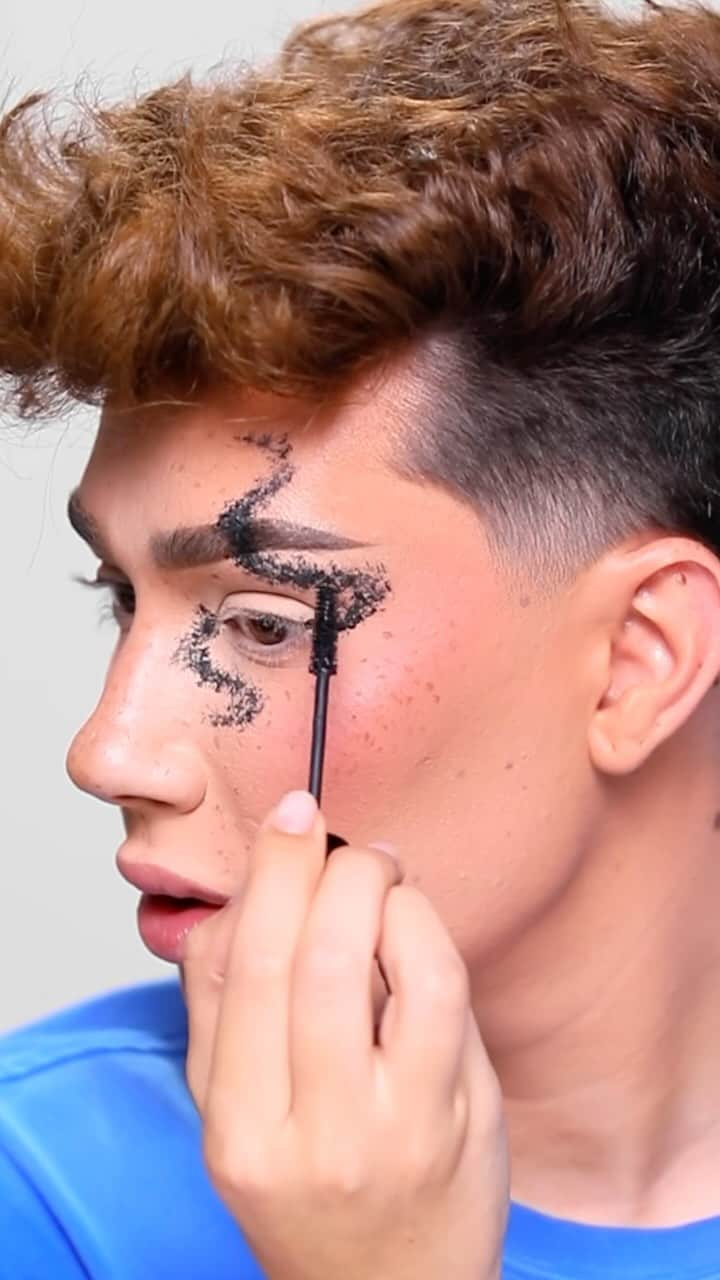 ジェームス・チャールズのインスタグラム：「Using MASCARA as eyeshadow?! 🤯🖤 What do you think about this #makeup ?!   inspo: @anemariemua」