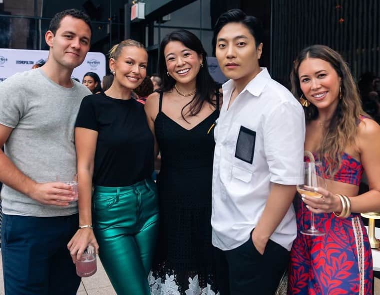 Cosmopolitanのインスタグラム：「We basically had the perfect evening for the NYC launch party of #Sexat26. Killer rooftop views at @hardrockhotelnyc? ✅ VIPs? ✅ Unfiltered convos? ✅ Relive the epic night at the link in bio.  Photographer: @modehunter」