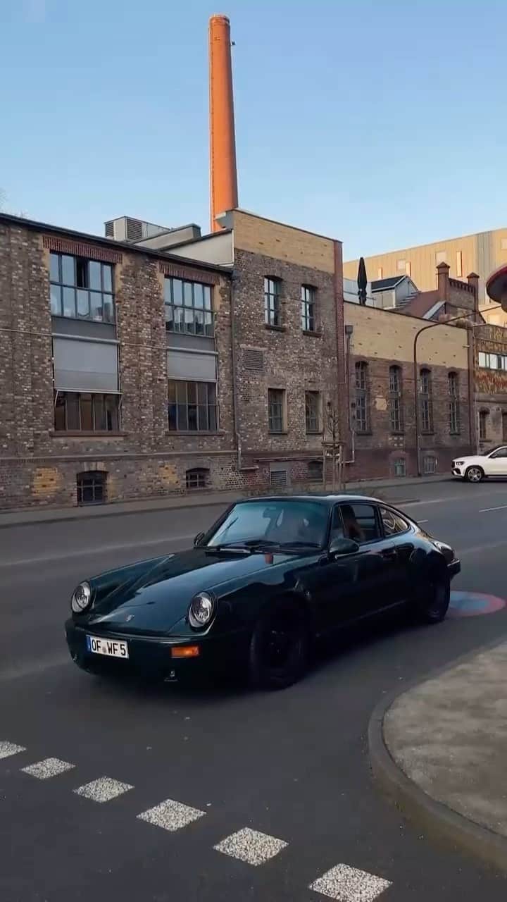 Porscheのインスタグラム：「Cozying up in a classic. 🎥 @justin_web #PorscheMoment」
