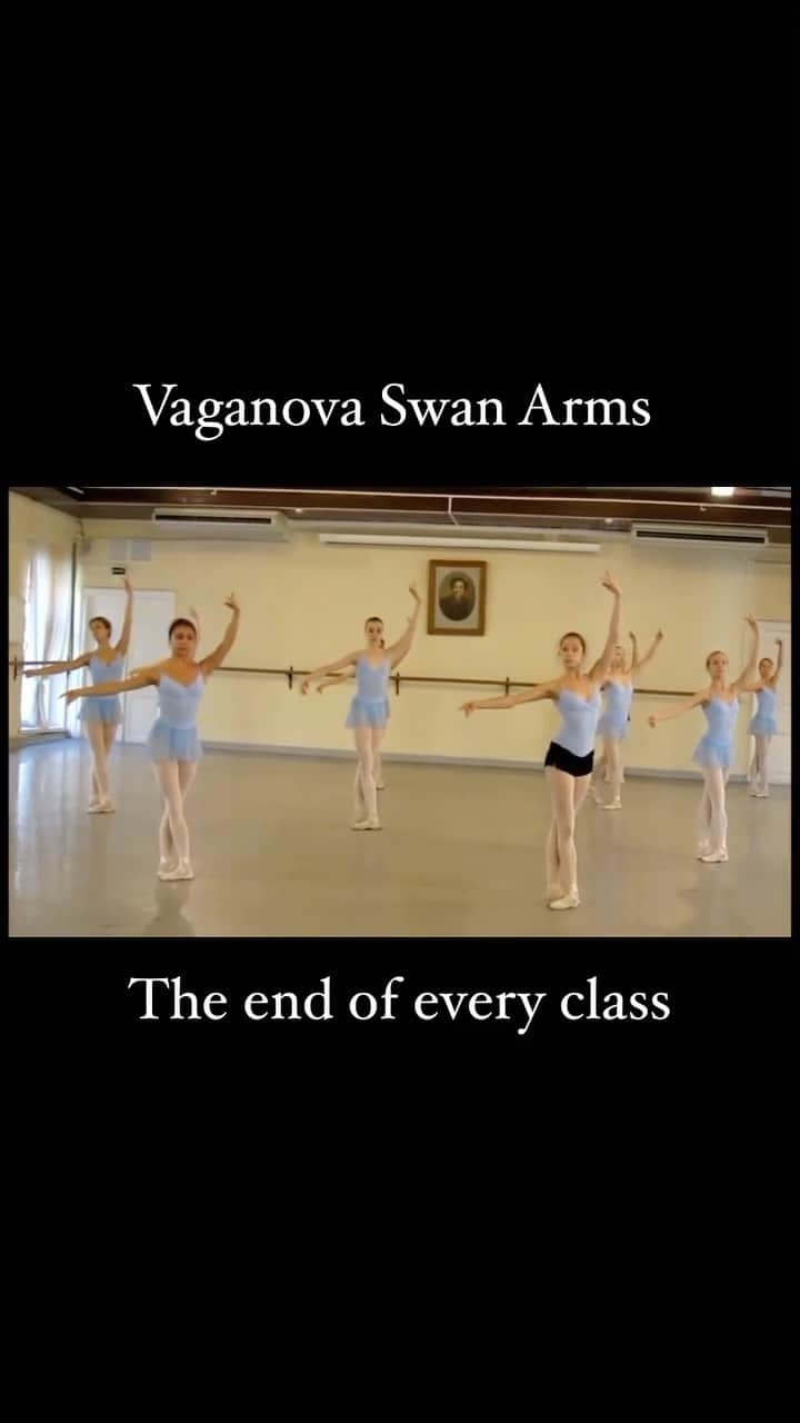 Ballet Is A WorldWide Languageのインスタグラム：「ATTITUDE BALANCE ✨ AVOID FALLING BACKWARDS   Isabella has some tips for you.   So it’s the end of the exercise, you’re tired, your teacher wants you to balance and let go of the barre… really?   But everything is tired, everything is dead… you let go, and collapse backwards - how to avoid this??   Feel the rib cage up and over ( not leaning forwards ) but scooping up and over so the stomach muscles are switched on.   Along with this I think of opposition of elbow and working knee as well as a sensation of continually lifting the leg higher and higher.   Keep the line of your supporting leg to shoulder long by squeezing the base of your glute and stomach scooping.   Avoid letting go and collapsing into your lower back and dropping the leg!   Try it next time you balance!!   ——— www.balletwithisabella.com Beg - Pro  Your secret weapon!  • • • • • • • • #pointe #balletfeet #ballerina #ballet #legs #ballettips #grishko #stretching #posture #ballethacks #vaganova #onlineclasses #worldwideballet #balletteaching #flexibility #dancer #dancersofig #balletclass #vaganovaballet #balletcoach #russianballetschool #balletlessons #adultballetbeginner #balletclub #vaganovaacademy #pointeshoes #balletshoes #pirouette #ballethacks」