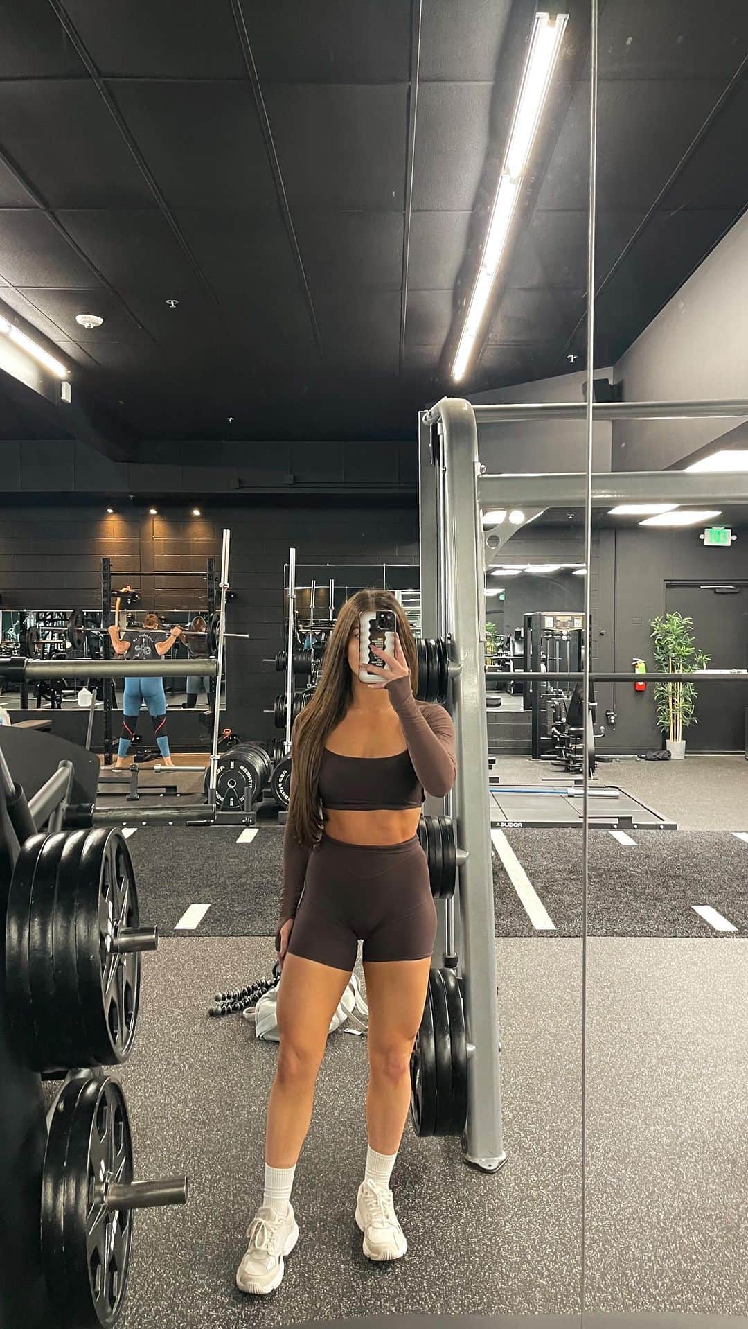 Paige Reillyのインスタグラム：「Leg workout 😌👇🏻🤎⁣ ⁣ Hip thrusts: 4 x 8-10⁣ DB sumo squats: 4 x 10⁣ DB RDL’s: 4 x 8-10⁣ Pendulum squat: 3 x 10⁣ Smith machine reverse lunges: 3 x 8 each leg⁣ ⁣ Outfit: @shopvitality code PAIGE⁣ ♡ Cloud II scoop bra & biker short in espresso⁣ ♡ Cloud II shrug in cocoa contrast⁣ ⁣ ⁣ #gymfit #fitnessworkouts #legworkout #gymmotivation #shopvitality」