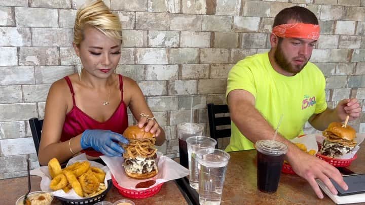 ライナ・ホワンのインスタグラム：「New burger challenge @yoyoburgersandchicken in Anaheim I took on with @bandana.eats1 watch the video here —> https://youtu.be/3Qx-uthUFrg?si=ai78cv7vxzIBsq_-」