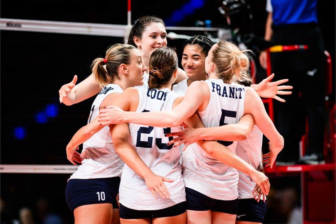 USA Volleyballさんのインスタグラム写真 - (USA VolleyballInstagram)「Jordan Thompson led all scorers with 26 points as the U.S. Women came back from a first-set loss to beat Korea 3-1 (20-25, 25-17, 25-19, 25-17) at the FIVB Road to Paris Olympic Qualifier in Poland.  Get the story and the stats | https://go.usav.org/92023WNT」9月21日 4時48分 - usavolleyball