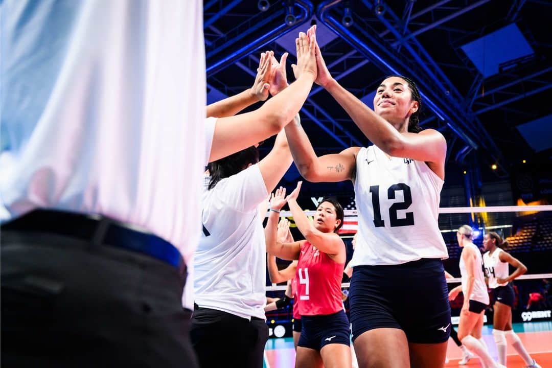 USA Volleyballさんのインスタグラム写真 - (USA VolleyballInstagram)「Jordan Thompson led all scorers with 26 points as the U.S. Women came back from a first-set loss to beat Korea 3-1 (20-25, 25-17, 25-19, 25-17) at the FIVB Road to Paris Olympic Qualifier in Poland.  Get the story and the stats | https://go.usav.org/92023WNT」9月21日 4時48分 - usavolleyball