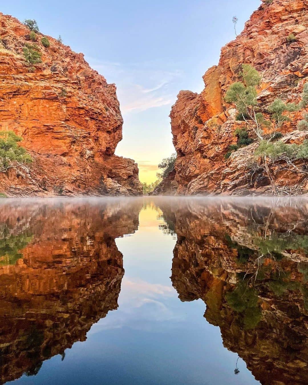 Australiaさんのインスタグラム写真 - (AustraliaInstagram)「Mirror, mirror... oh, never mind. We all know the answer is you, @visitcentralaus 🤩🧡 We hope you packed your swimmers because we've just stumbled across the ultimate spot to cool off on your #outback adventures. Welcome to Udepata (#ElleryCreekBigHole) in @ntaustralia's Tjoritja (#WestMacDonnellNationalPark). Captured here perfectly by @a_bit_chewie, you'll find this oh-so-refreshing swimming hole just 90 minutes from Mparn­twe (#AliceSprings). Who else is ready to dive in? 💦   #SeeAustralia #ComeAndSayGday #NTAustralia #VisitCentralAus  ID: towering red cliffs meet above a waterhole in the Australian outback. The landscape is mirrored perfectly in the water's reflection.」9月21日 5時00分 - australia