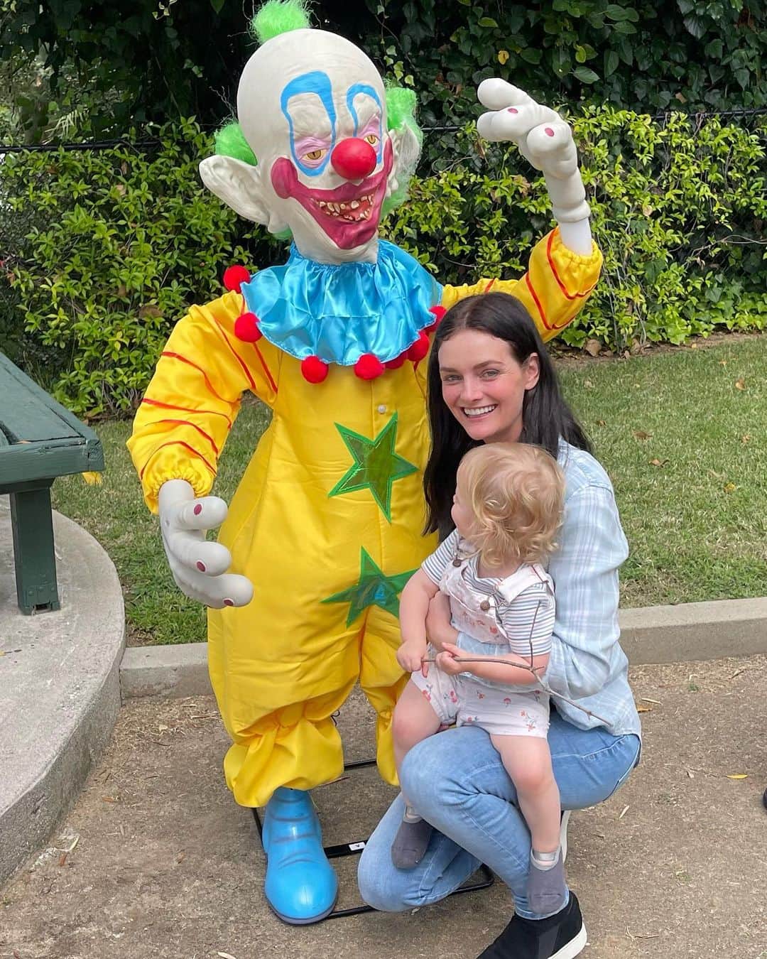 リディア・ハーストのインスタグラム：「🤡💛💚🩵🤡  Note for the judgy wudgy folks: Dimity LOVES the Killer Klowns decor and plays with her Klown plushies and puppets all the time.」