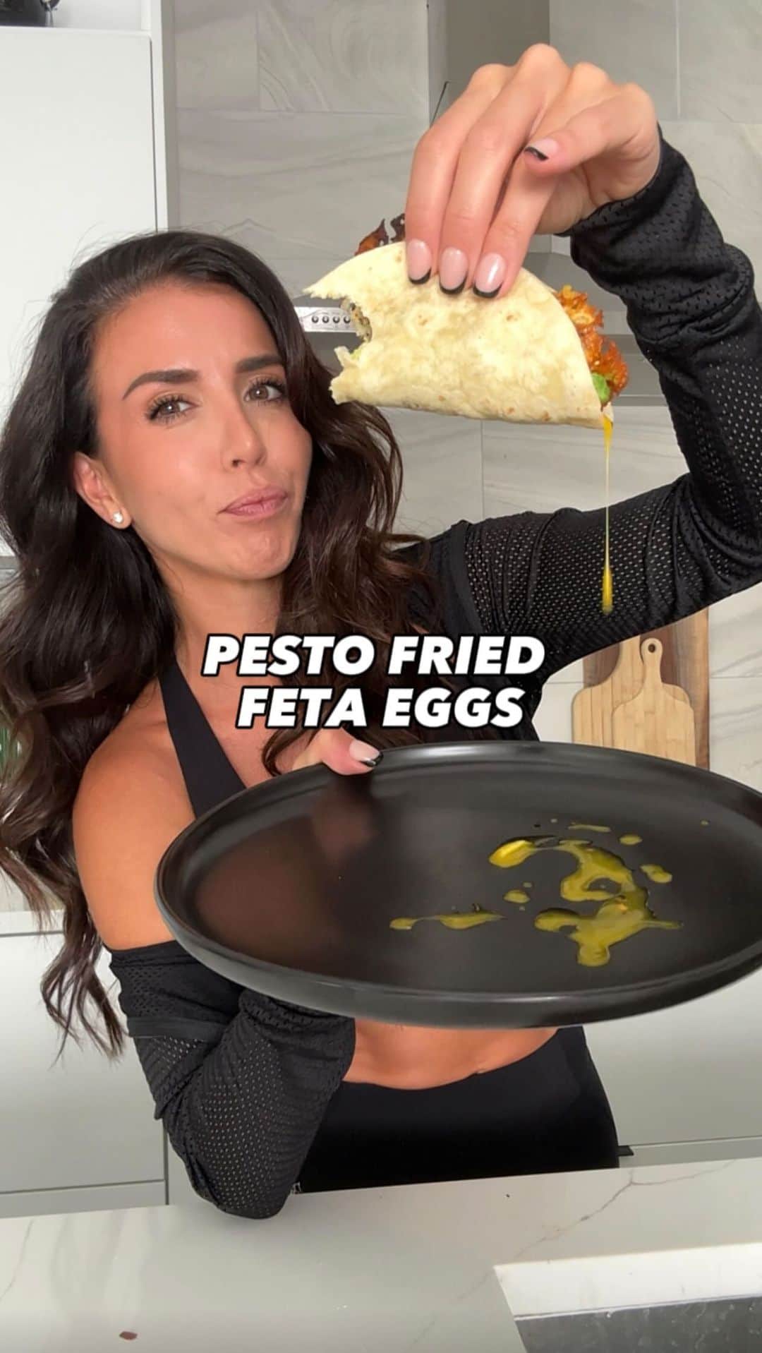 Ainsley Rodriguezのインスタグラム：「🍳PESTO FETA FRIED EGGS … in a taco‼️ GENIUS! . When you combine 2 eggs trends it easily gets added into your breakfast rotation! This takes less than 5 mins and a great way to spice up your eggs in the morning! . Get access to all my recipes in workouts in my app for less than $1/day! . #pestofriedeggs #fetafriedeggs #healthybreakfast #easybreakfast」